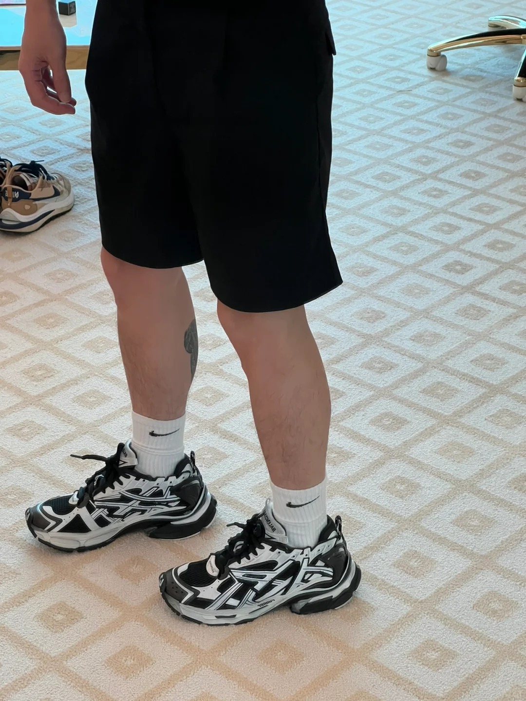 Balenciaga Runner Black White (LED) 677403 W3RB2 9010  review 1
