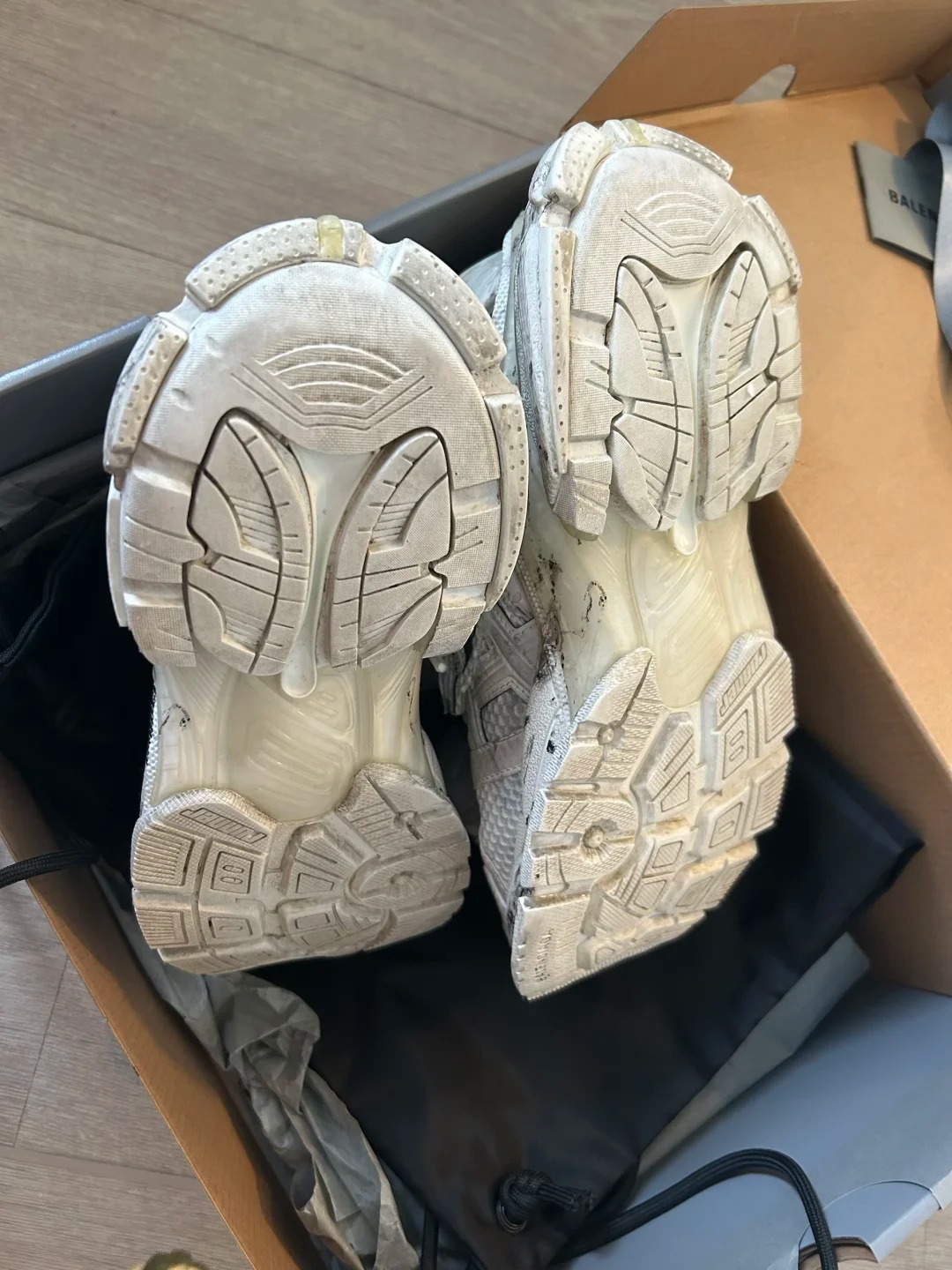 Balenciaga Runner White And Black Characters 677402 W3RBQ 9010 review Davis 01