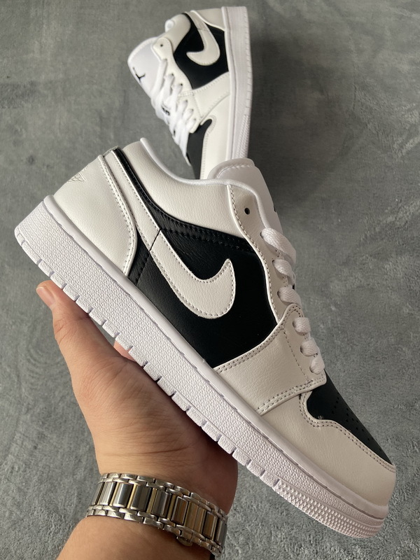 Air Jordan 1 Low Panda DC0774-100