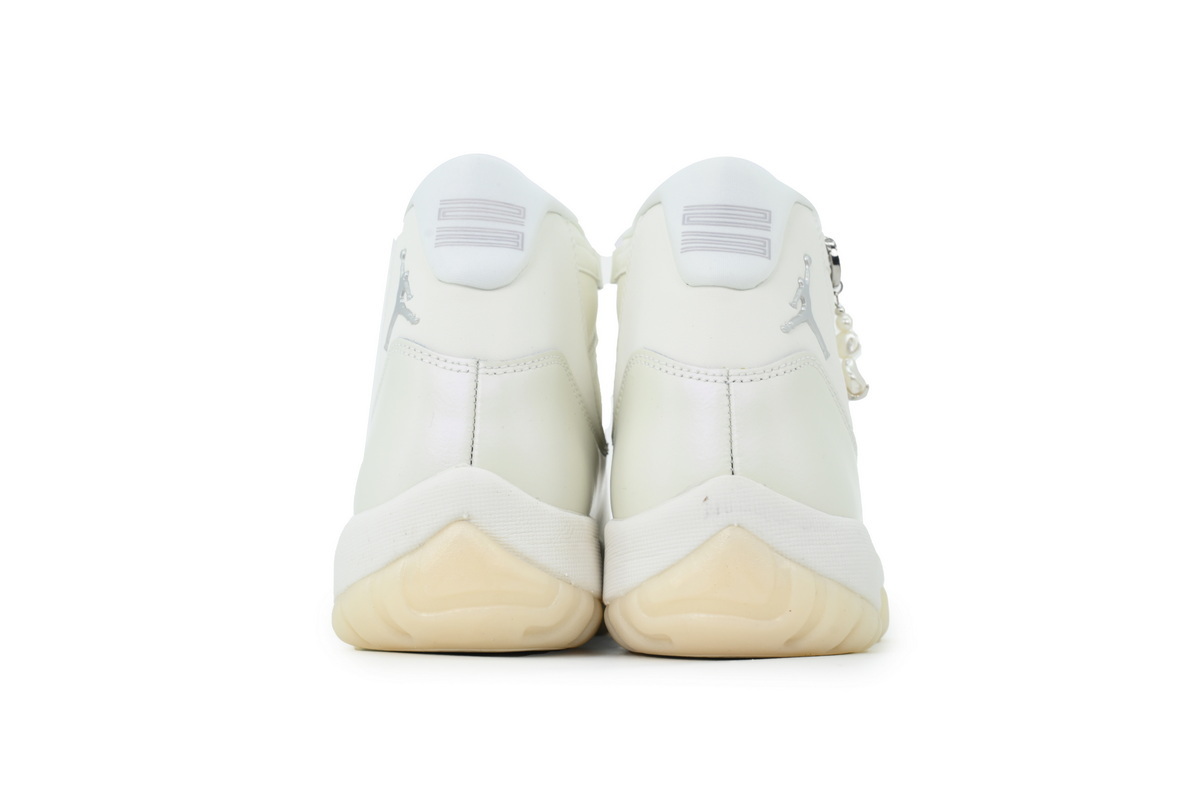 Wmns Air Jordan 11 Retro 'Pearl / Grand Finale' AR0715-110
