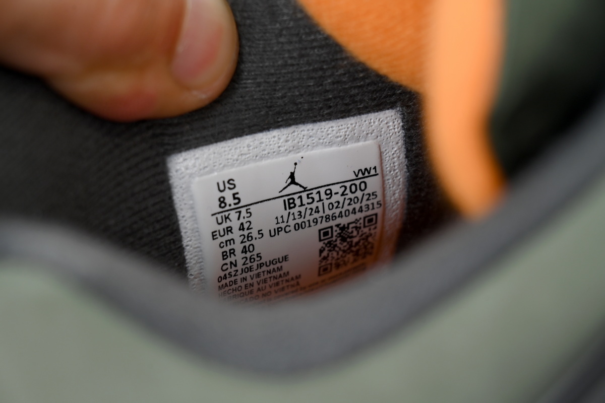 Undefeated x Air Jordan 4 Retro IB1519-200