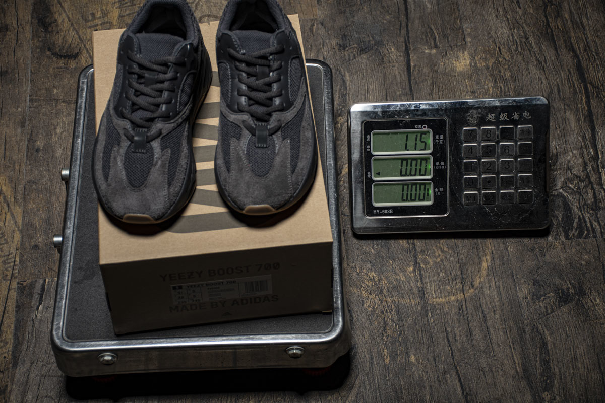Yeezy Boost 700“Utility Black” FV5304