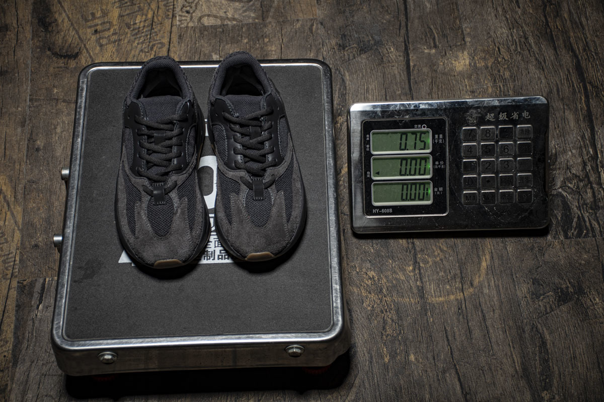 Yeezy Boost 700“Utility Black” FV5304