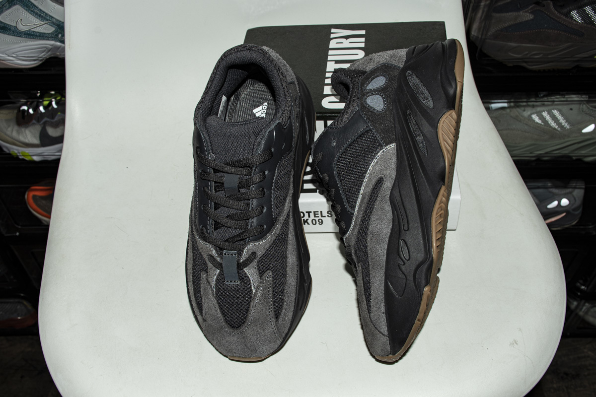 Yeezy Boost 700“Utility Black” FV5304
