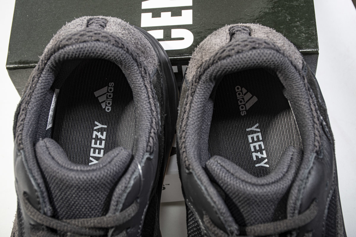Yeezy Boost 700“Utility Black” FV5304