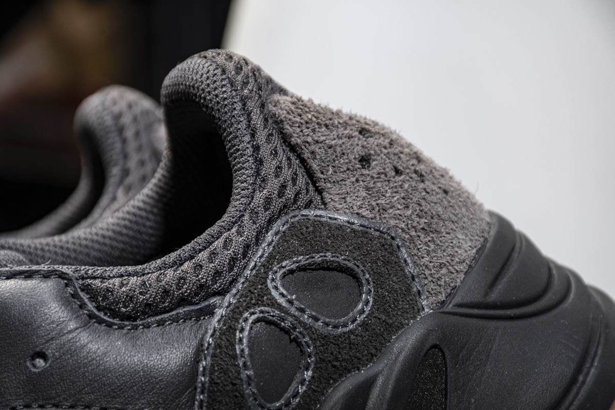 Yeezy Boost 700“Utility Black” FV5304
