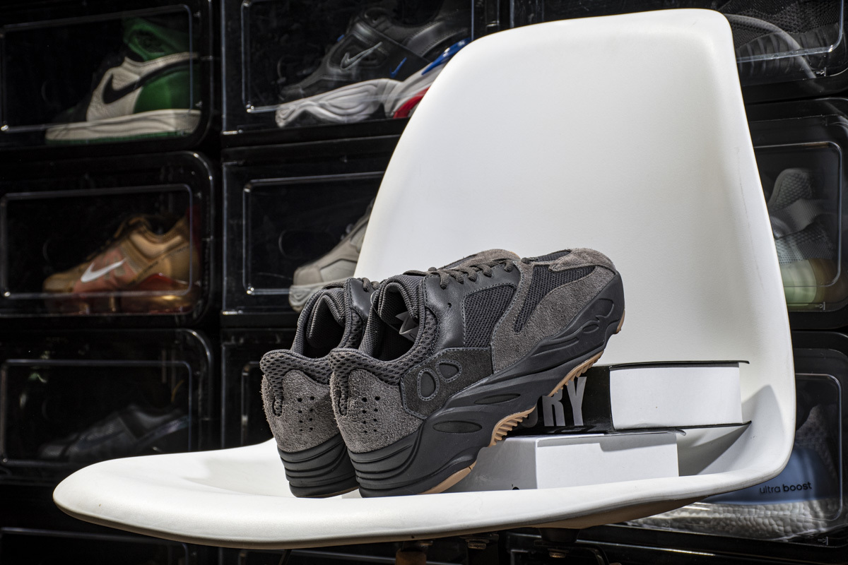 Yeezy Boost 700“Utility Black” FV5304