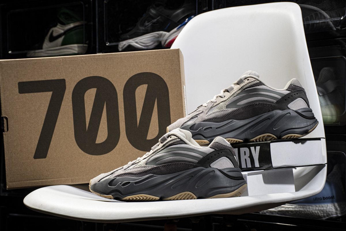 Yeezy Boost 700 V2“Tephra” FU7914
