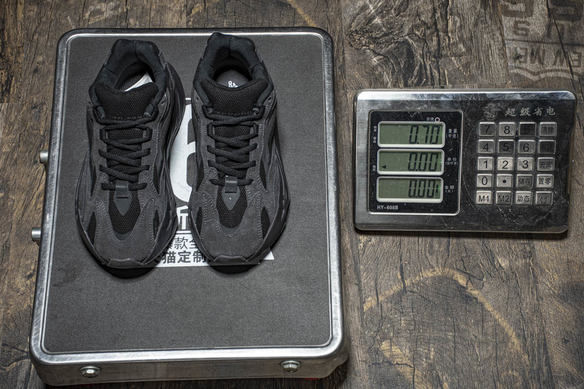 Yeezy Boost 700 V2“Vanta” FU6684