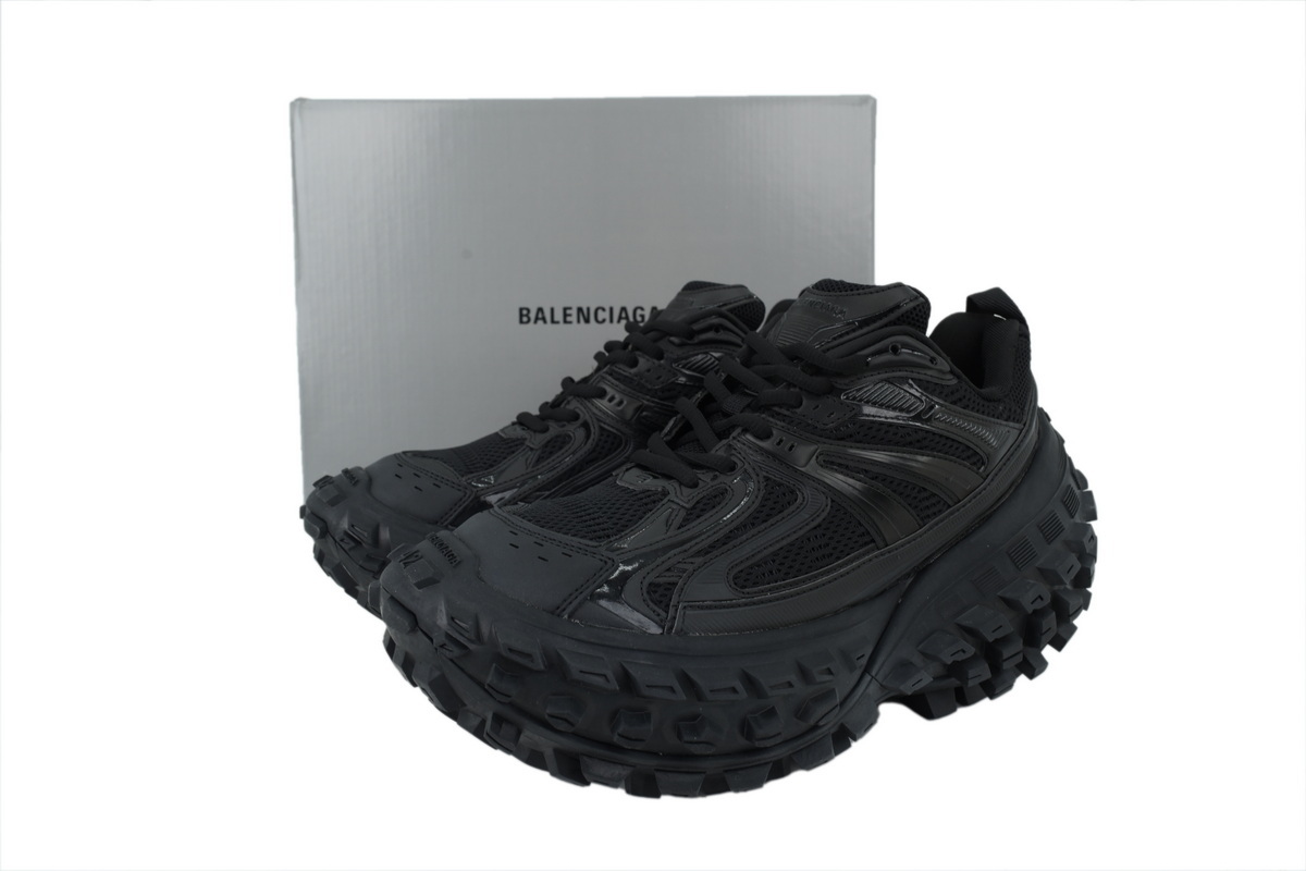 Balenciaga Defender Black 685613 W2RA6 1000