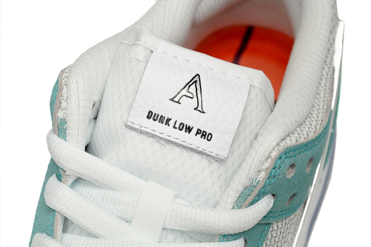 APRIL SKATEBOARDS x Nike Dunk SB Low Frozen Roses FD2562-400