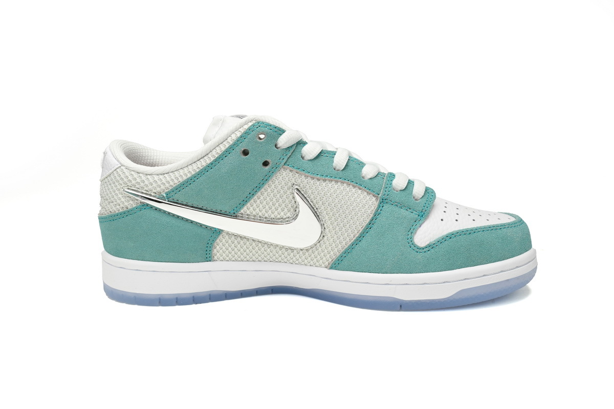APRIL SKATEBOARDS x Nike Dunk SB Low Frozen Roses FD2562-400