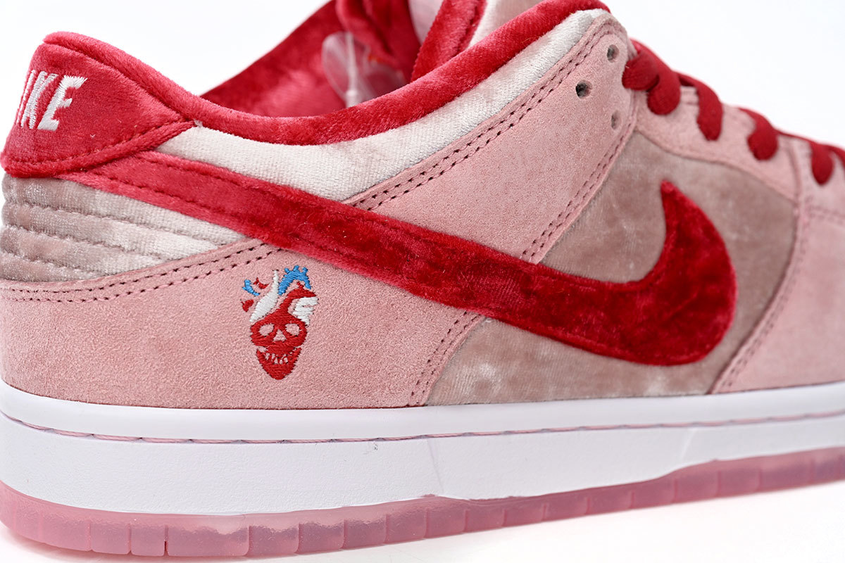 Nike SB Dunk Low Strange Love Skateboards CT2552-800
