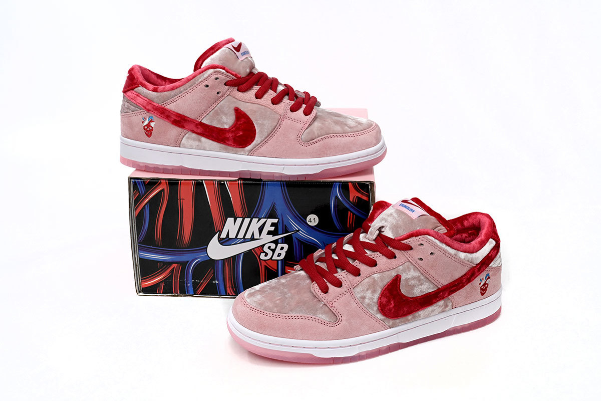 Nike SB Dunk Low Strange Love Skateboards CT2552-800