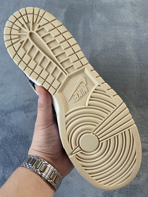 Travis Scott x Nike SB Dunk Low CT5053-001