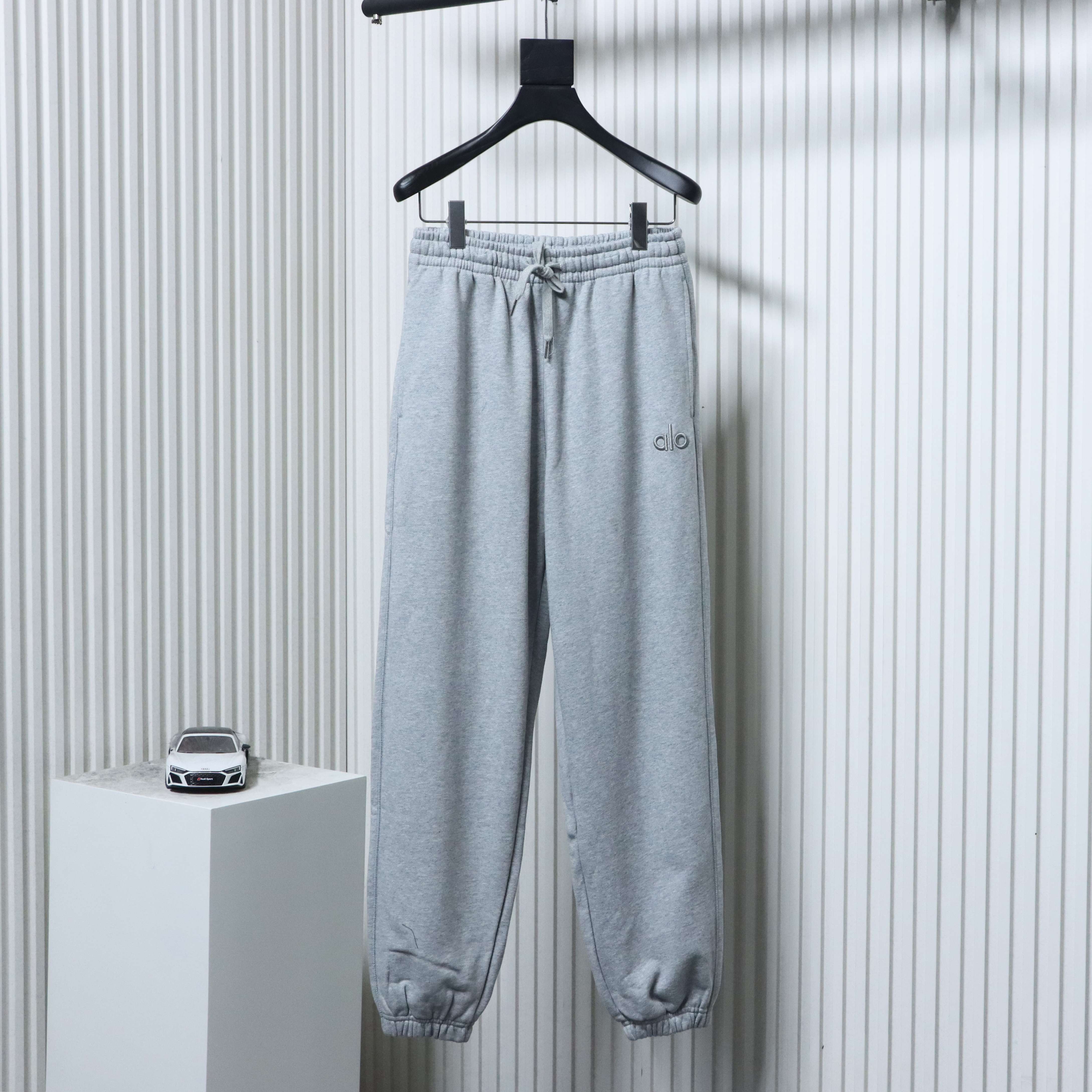 ALO  Minimal Logo Cotton Pants with Rear Pocket Logo Patch