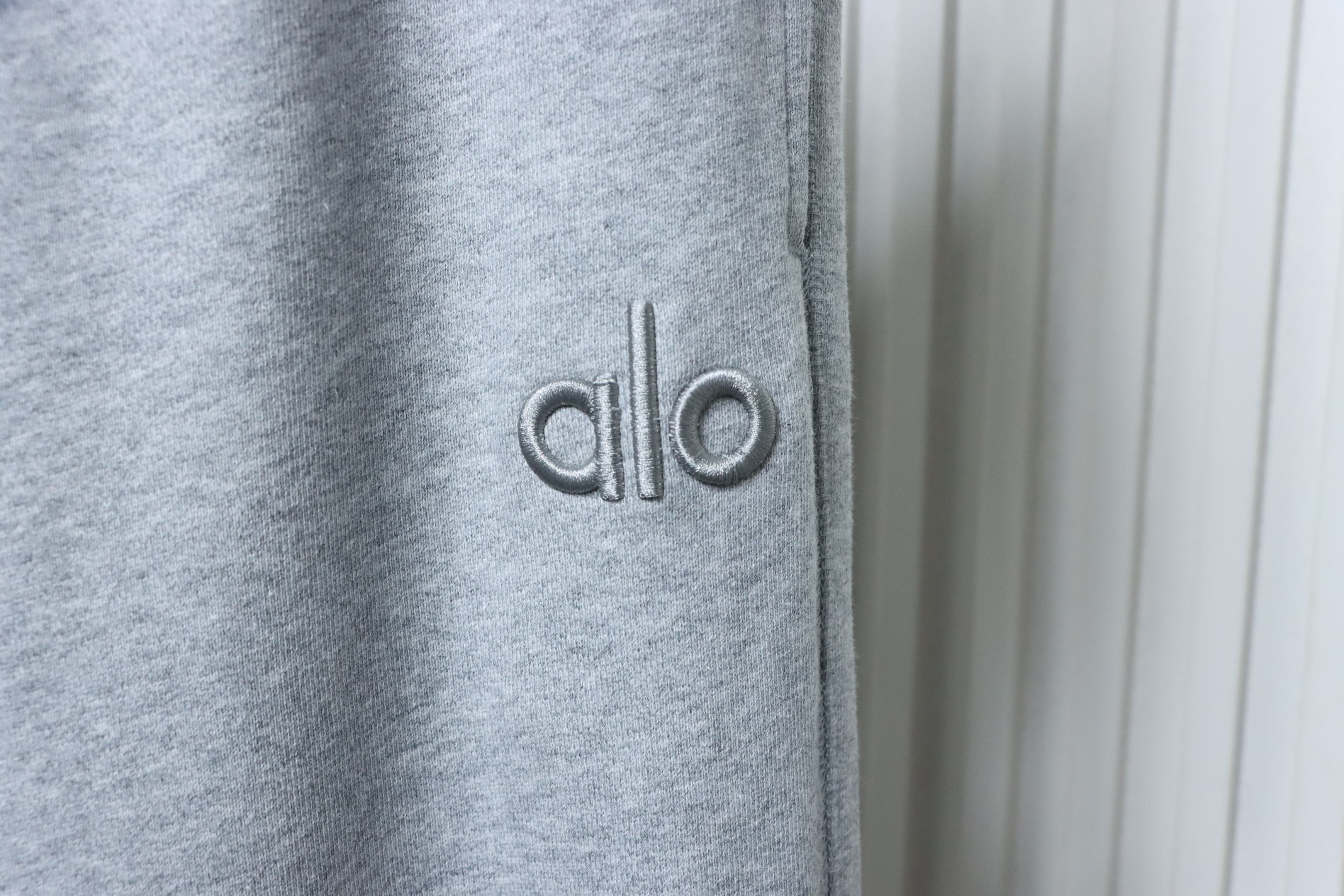 ALO  Minimal Logo Cotton Pants with Rear Pocket Logo Patch