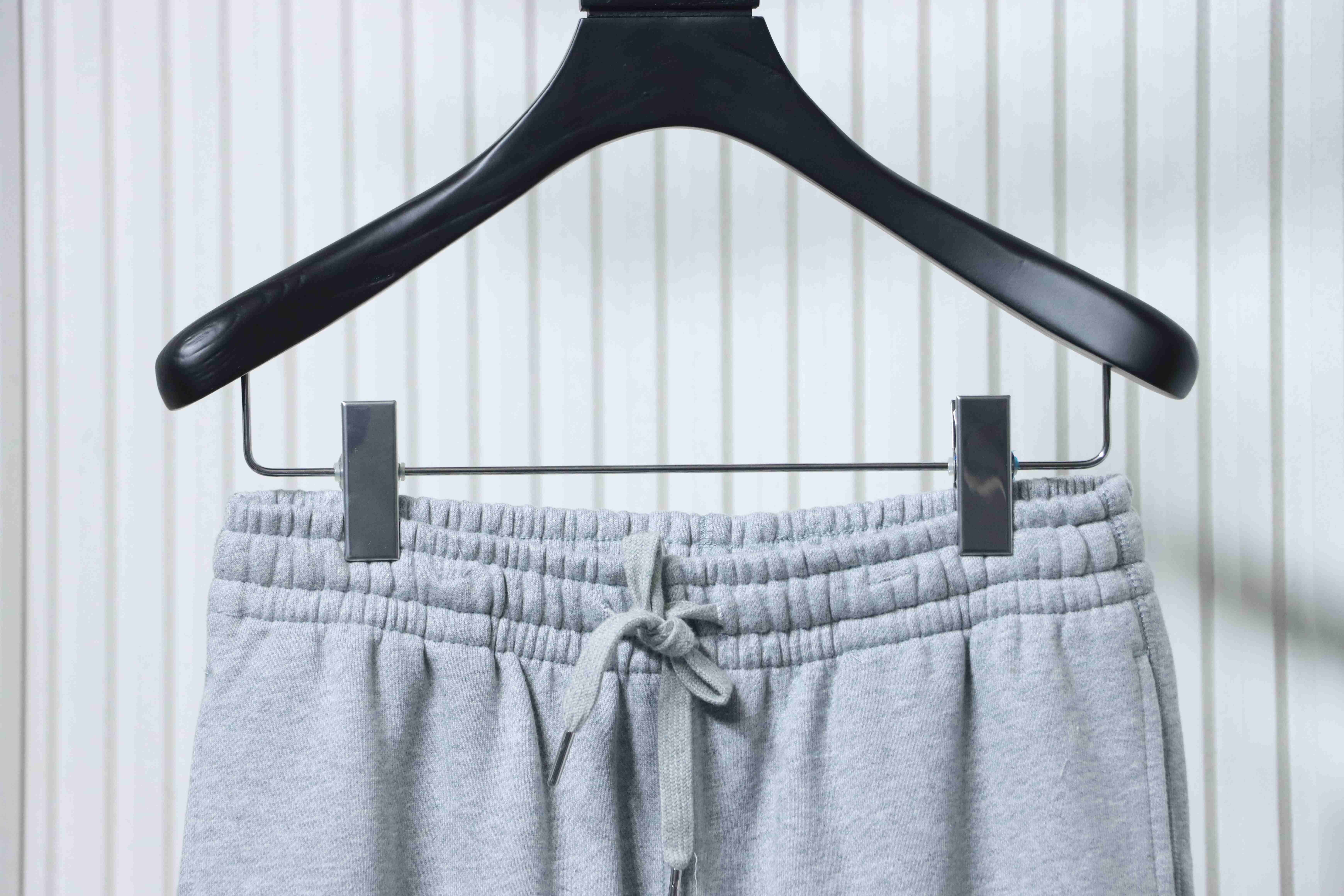 ALO  Minimal Logo Cotton Pants with Rear Pocket Logo Patch