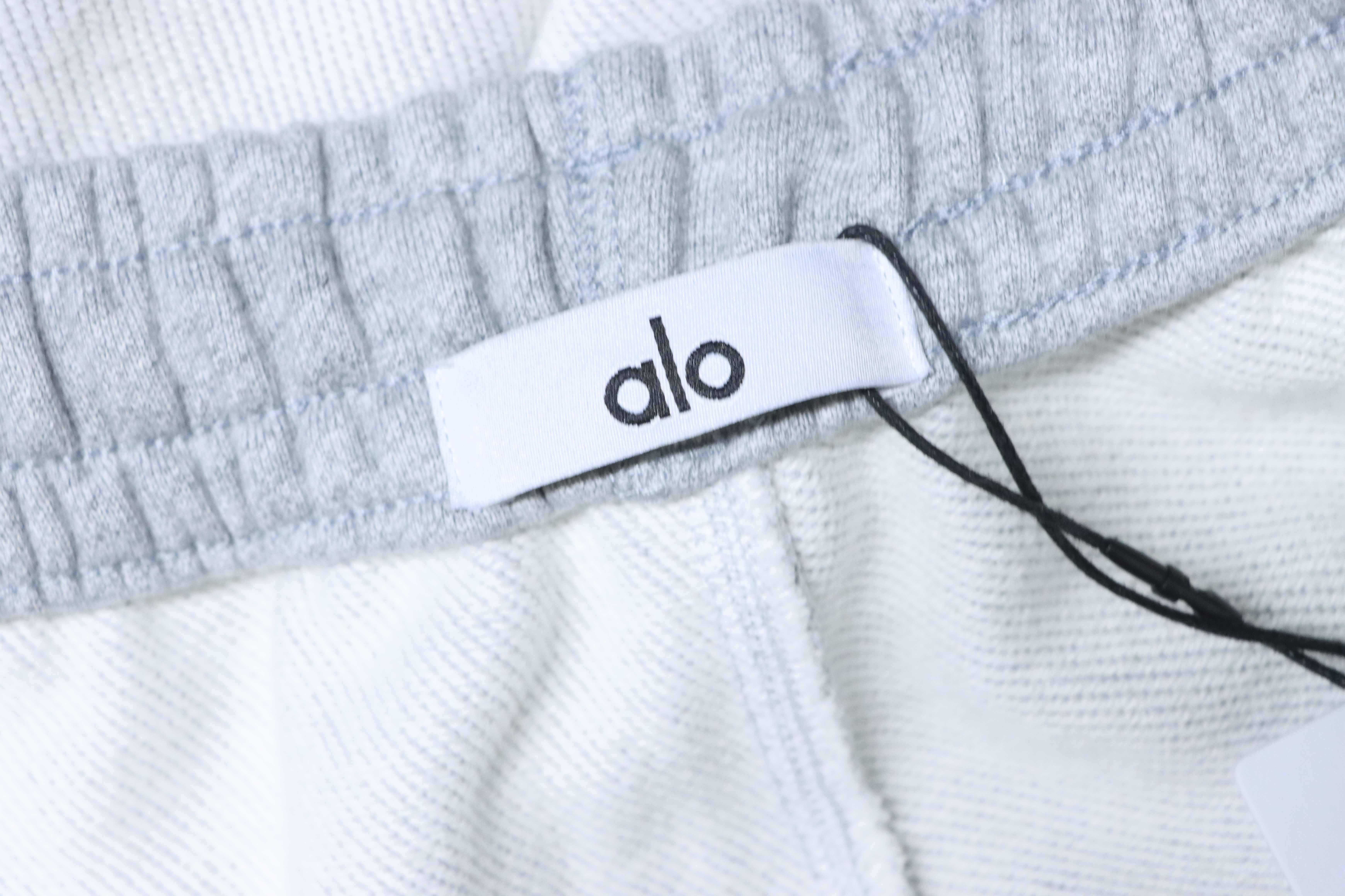 ALO  Minimal Logo Cotton Pants with Rear Pocket Logo Patch