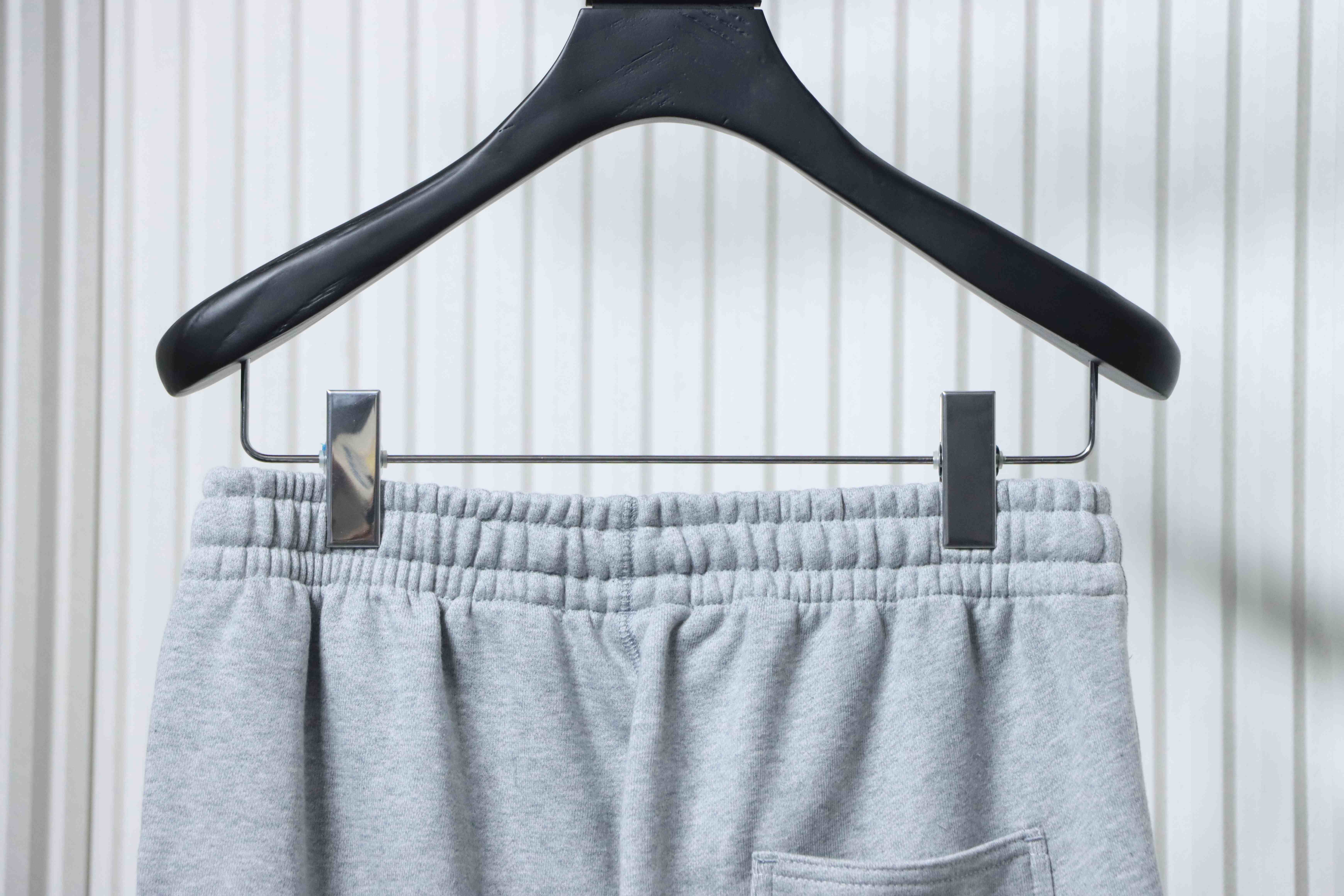 ALO  Minimal Logo Cotton Pants with Rear Pocket Logo Patch