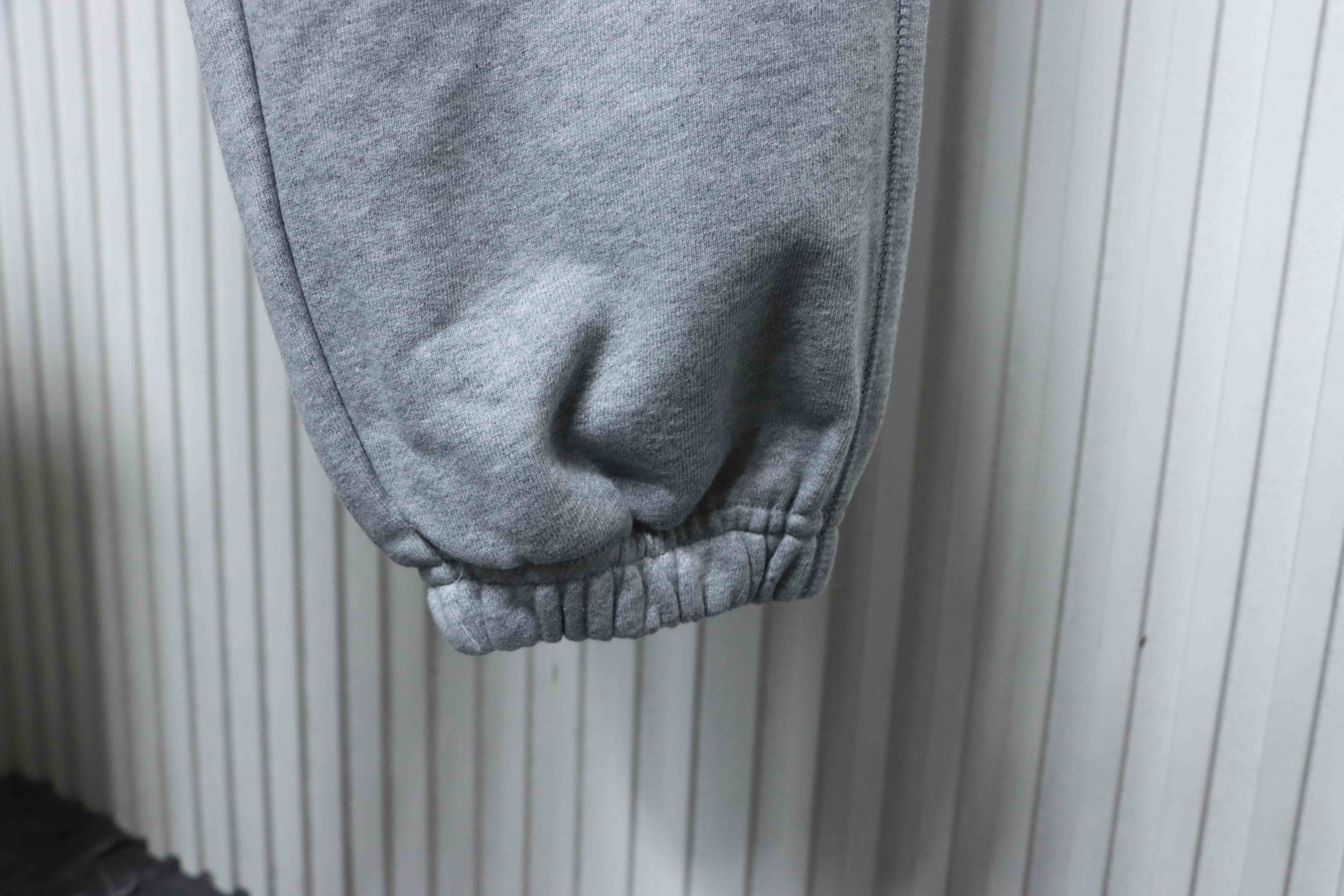 ALO  Minimal Logo Cotton Pants with Rear Pocket Logo Patch
