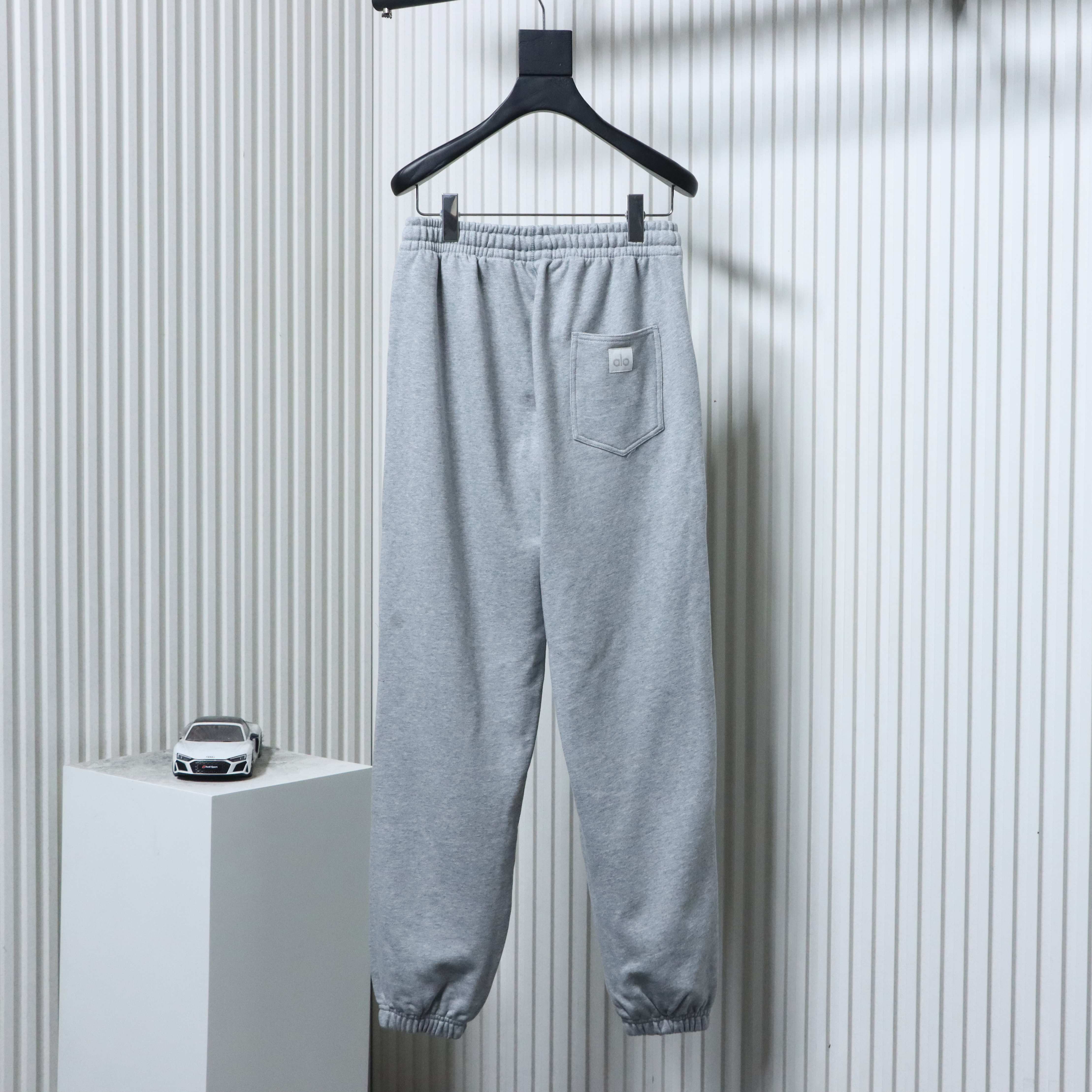 ALO  Minimal Logo Cotton Pants with Rear Pocket Logo Patch