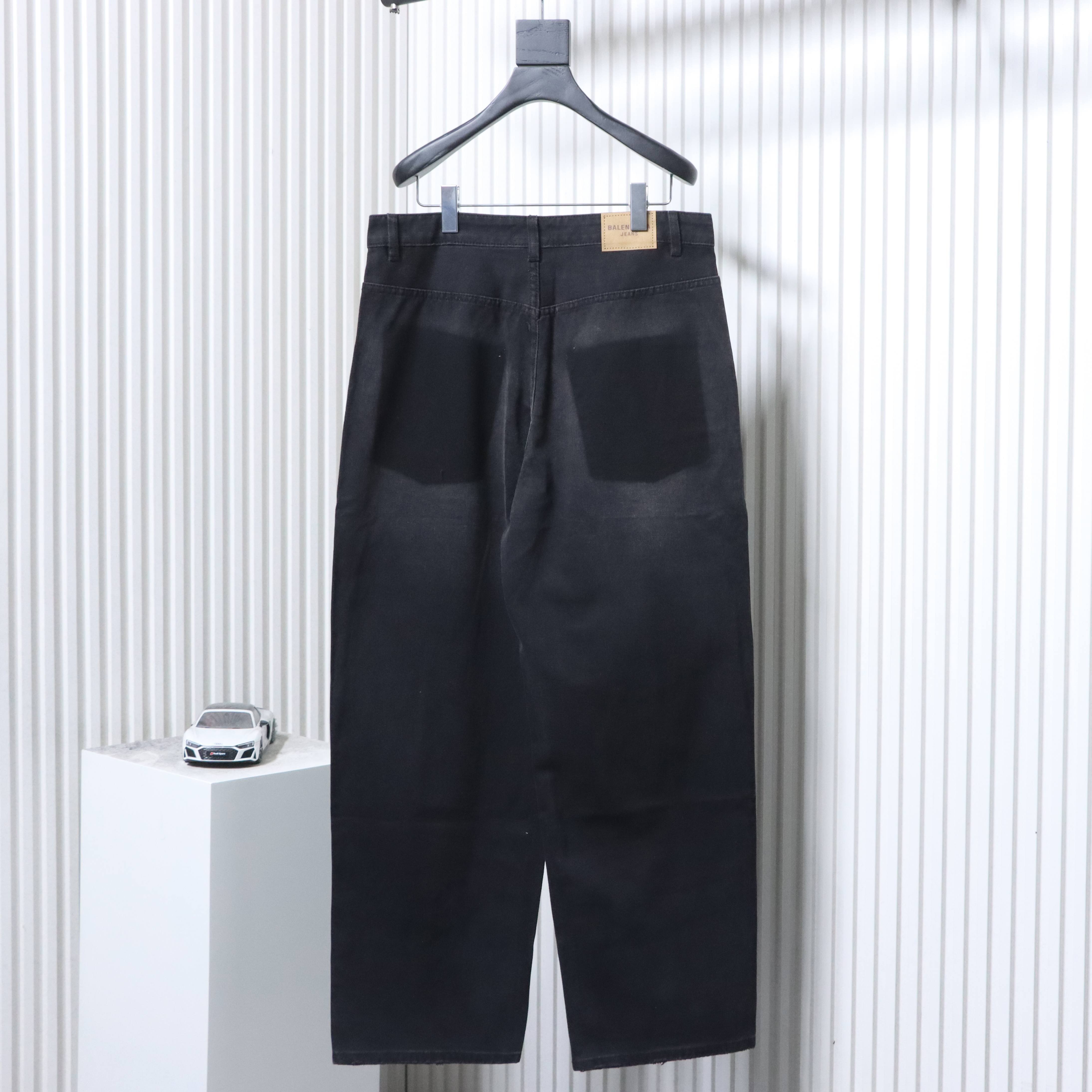 Balenciaga 24SS New Reversed Pocket Black Washed Distressed Denim Jeans h310