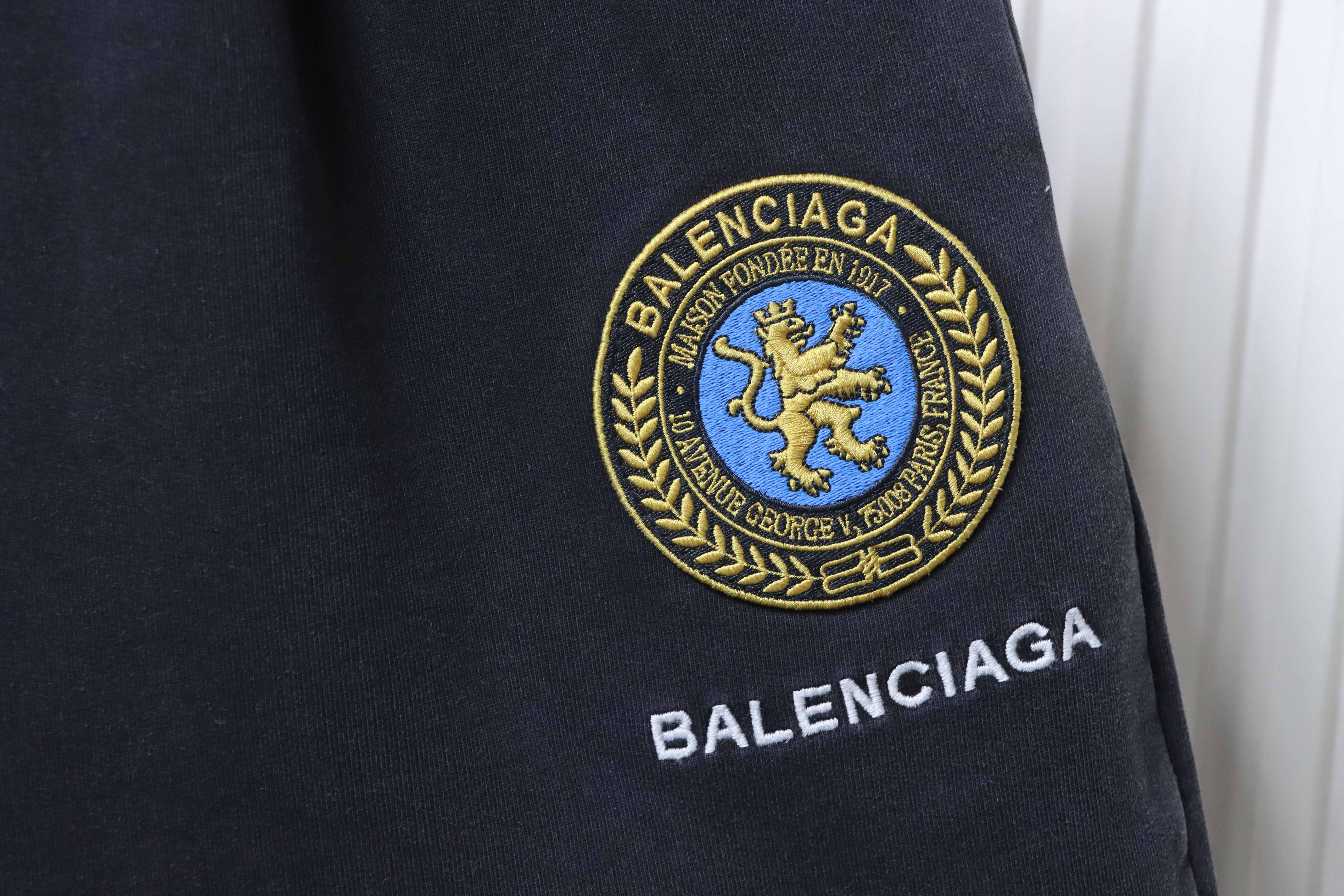Balenciaga 25SS Badge Embroidered Shorts h200