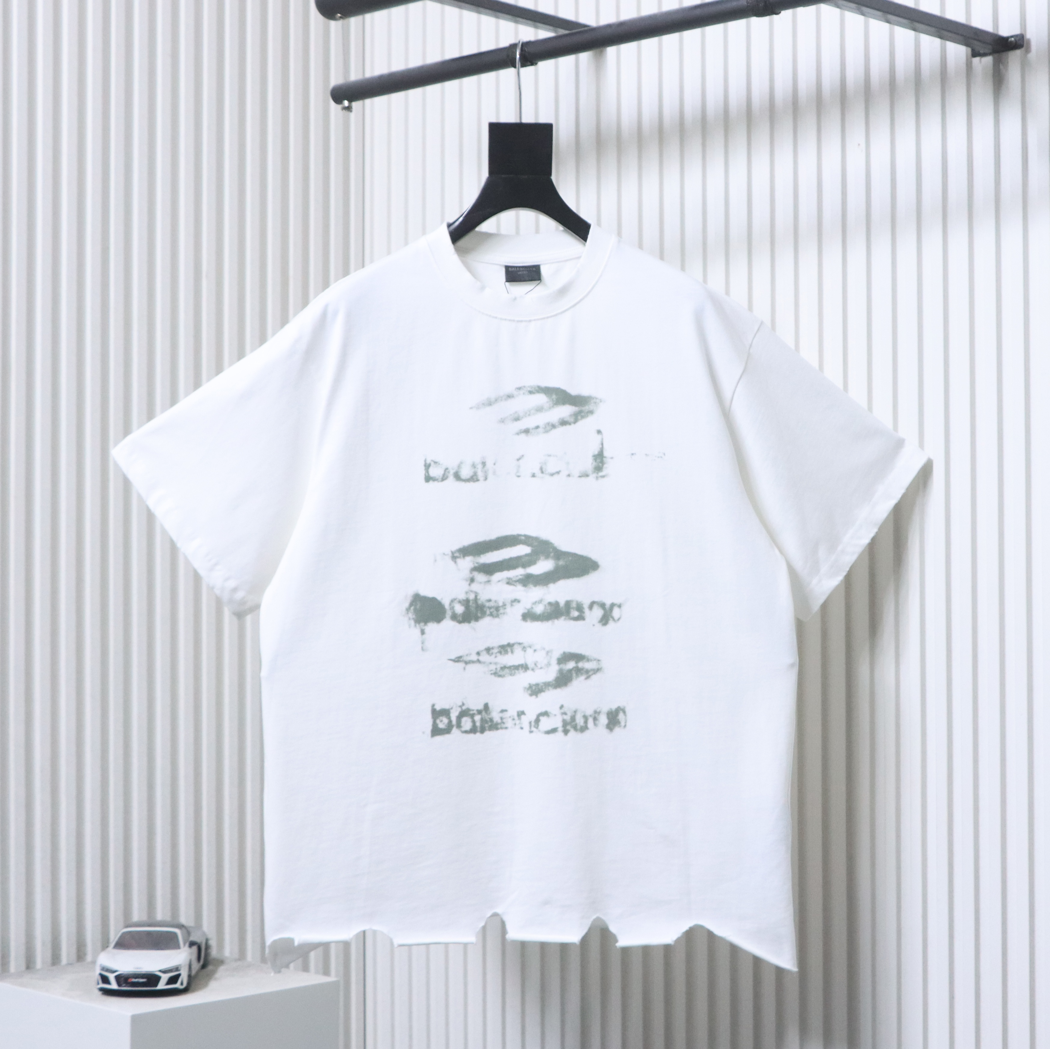 Balenciaga White 25SS New Distressed Pigeon Graphic T-shirt h160