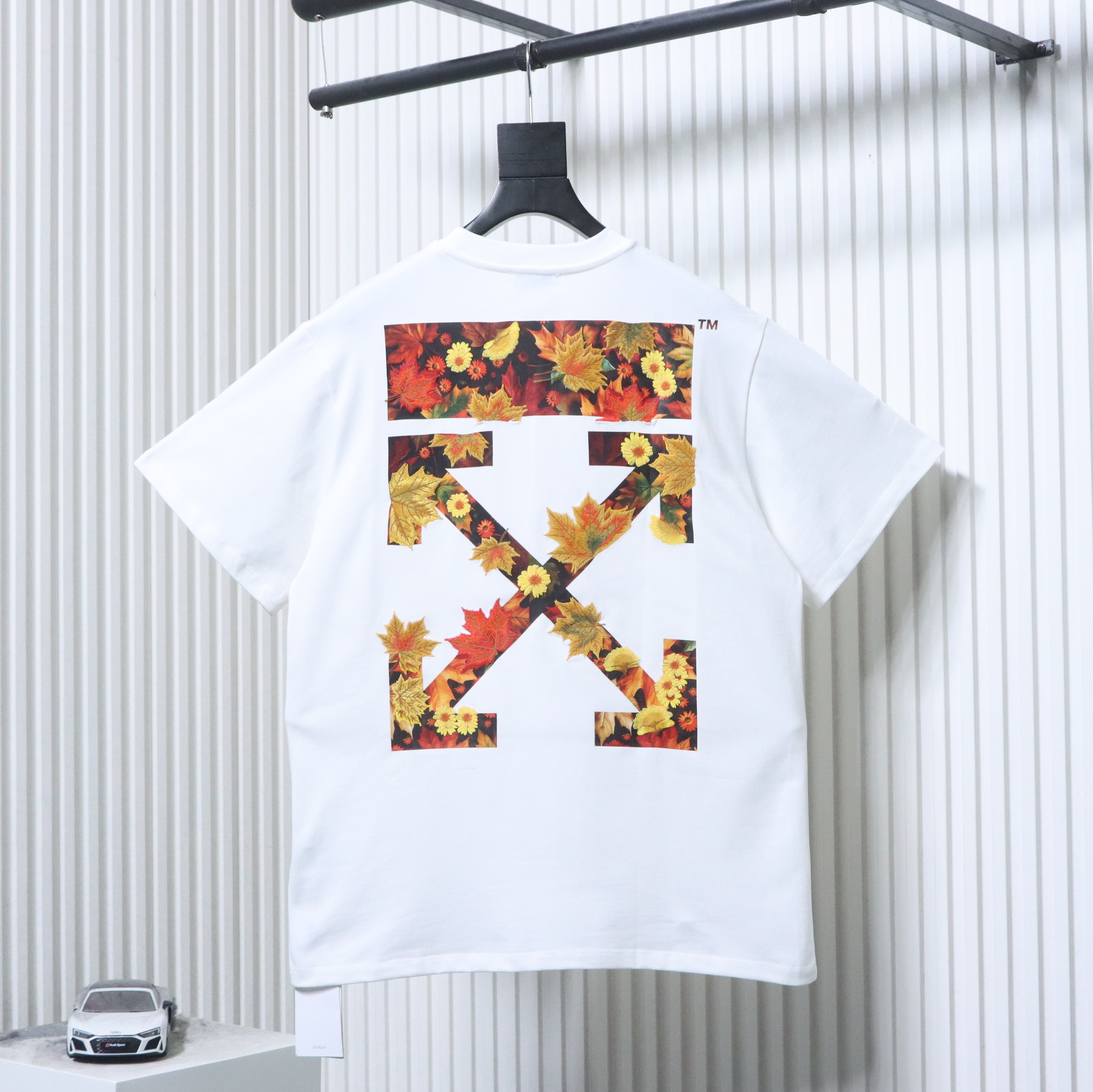 Off-White Autumn Leaves Embroidery T-Shirt H170