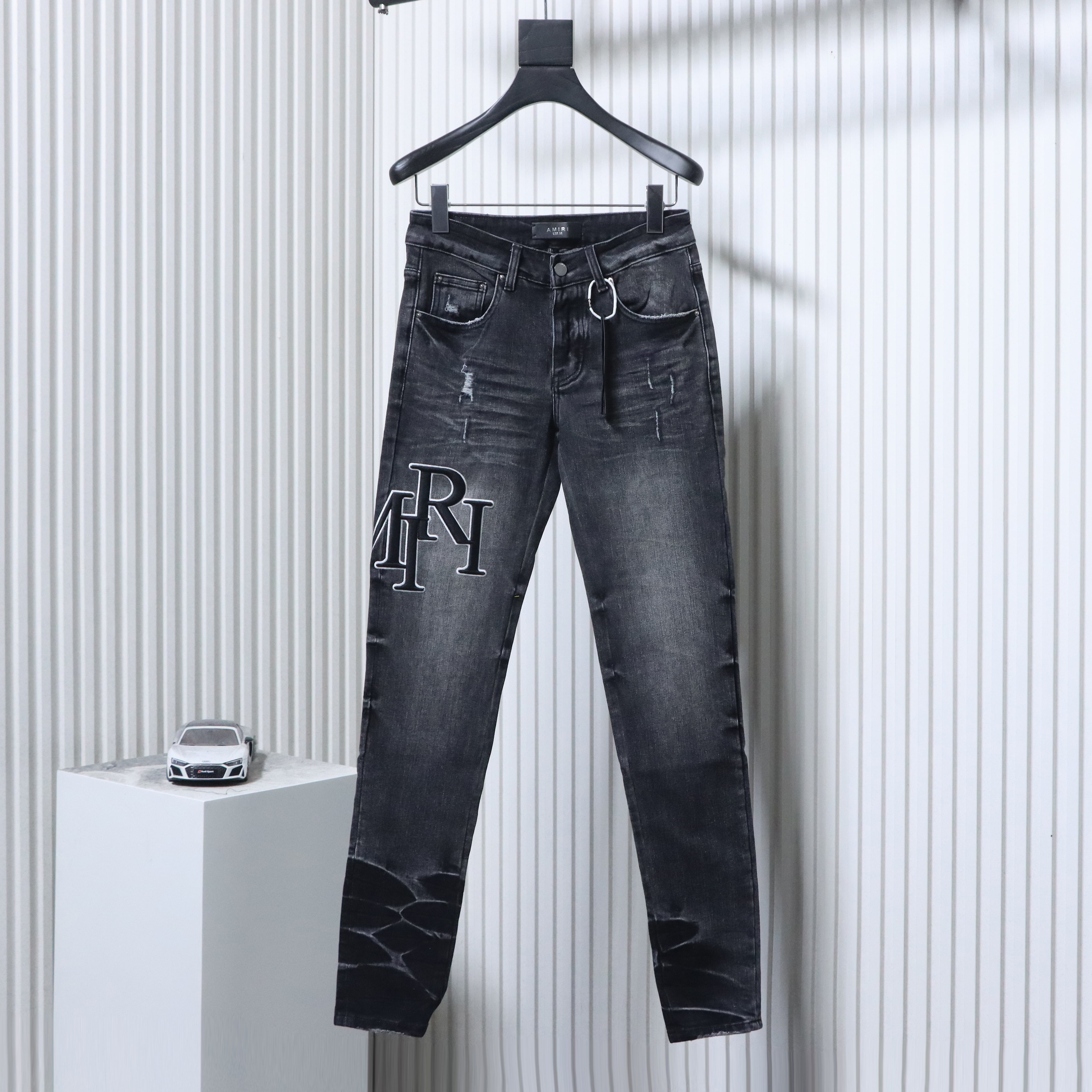 Amiri Logo Patch Distressed Jeans H200 AM606