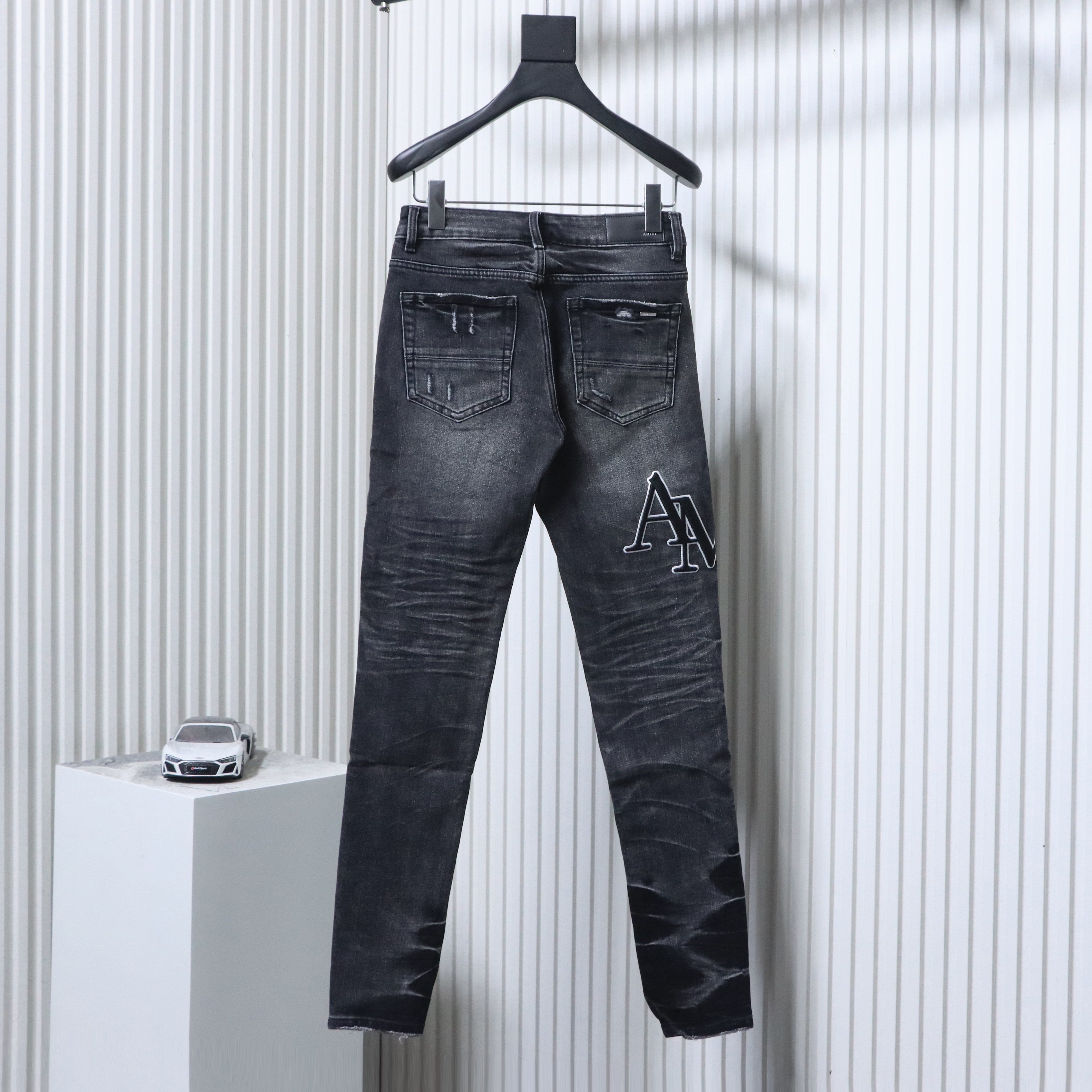 Amiri Logo Patch Distressed Jeans H200 AM606