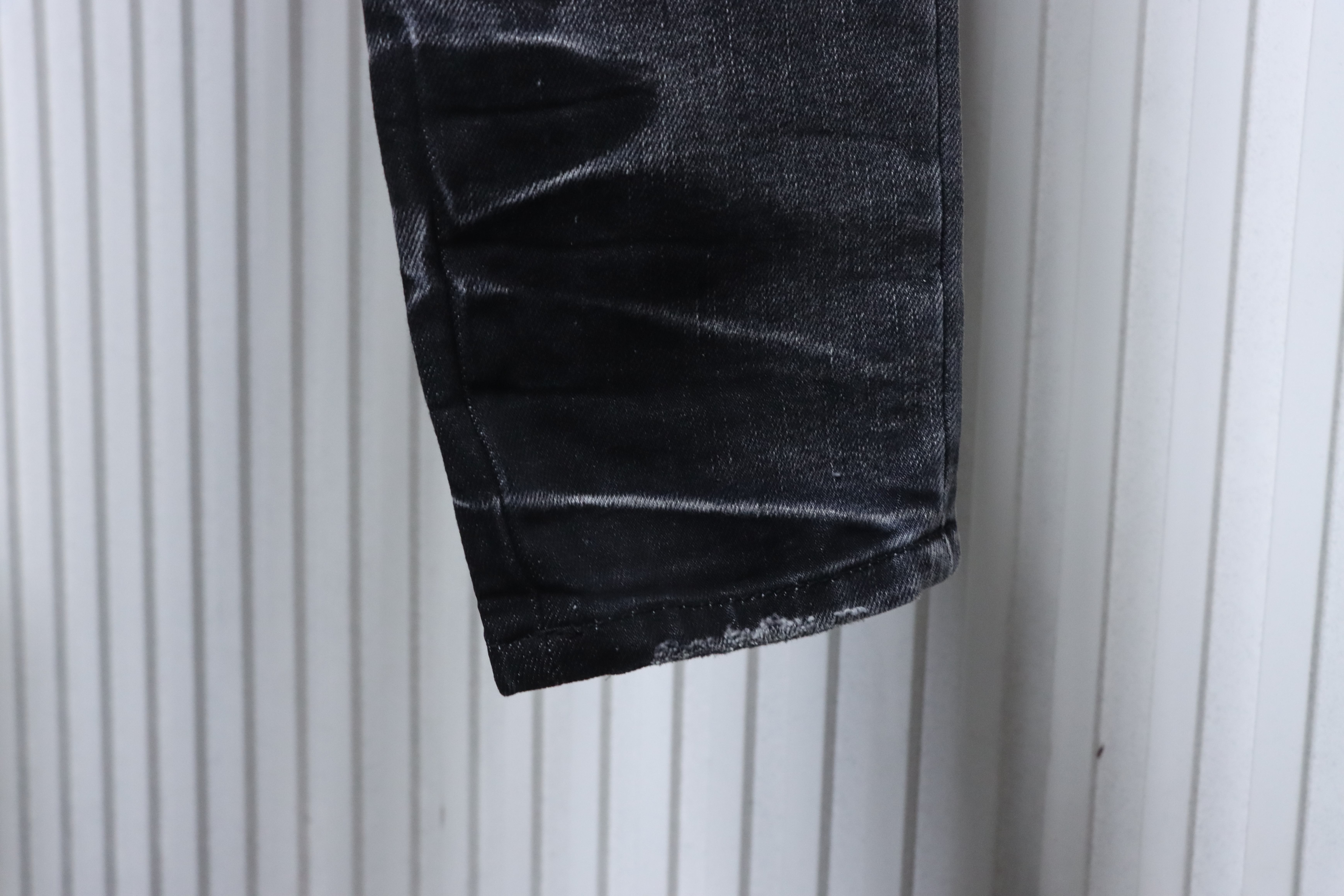 Amiri Logo Patch Distressed Jeans H200 AM606