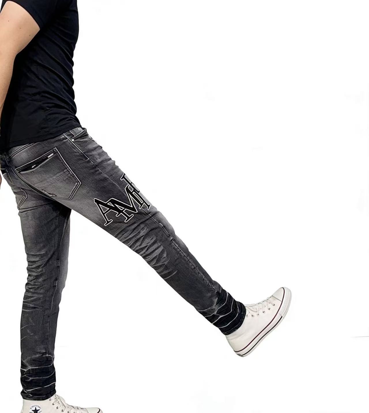 Amiri Logo Patch Distressed Jeans H200 AM606