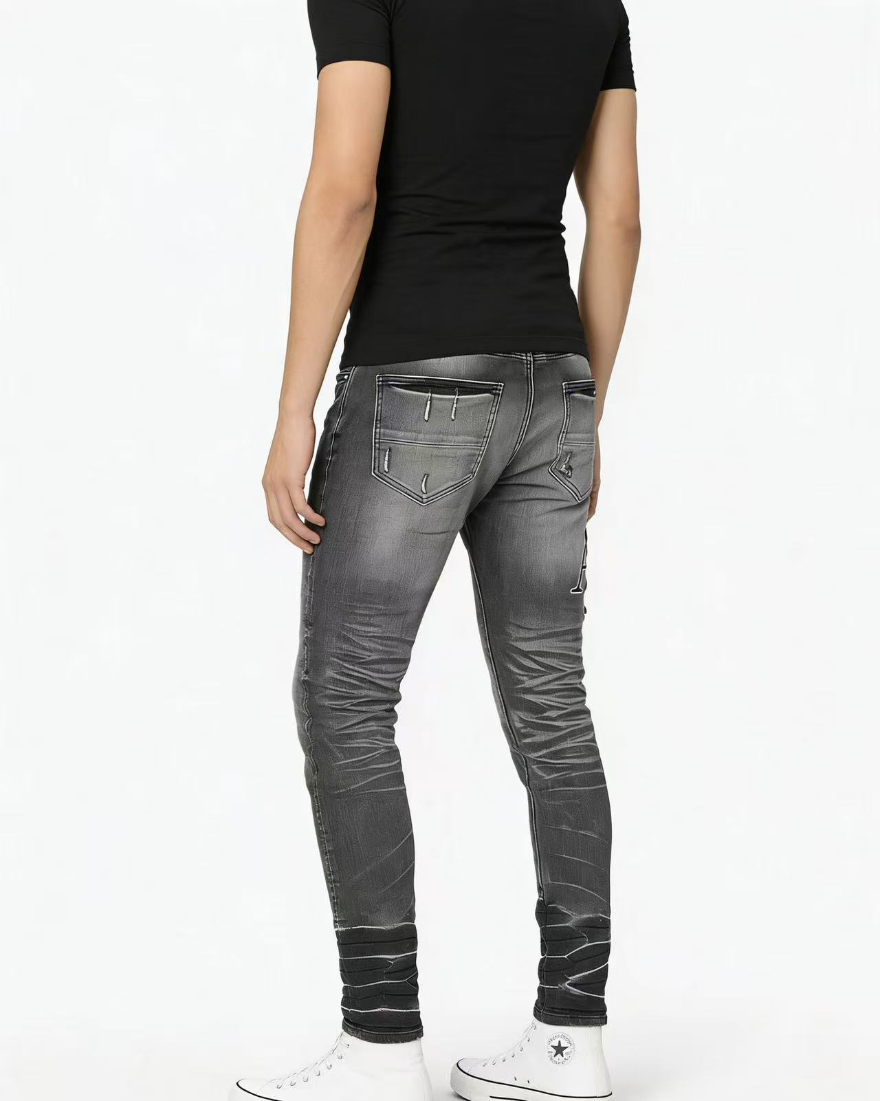 Amiri Logo Patch Distressed Jeans H200 AM606
