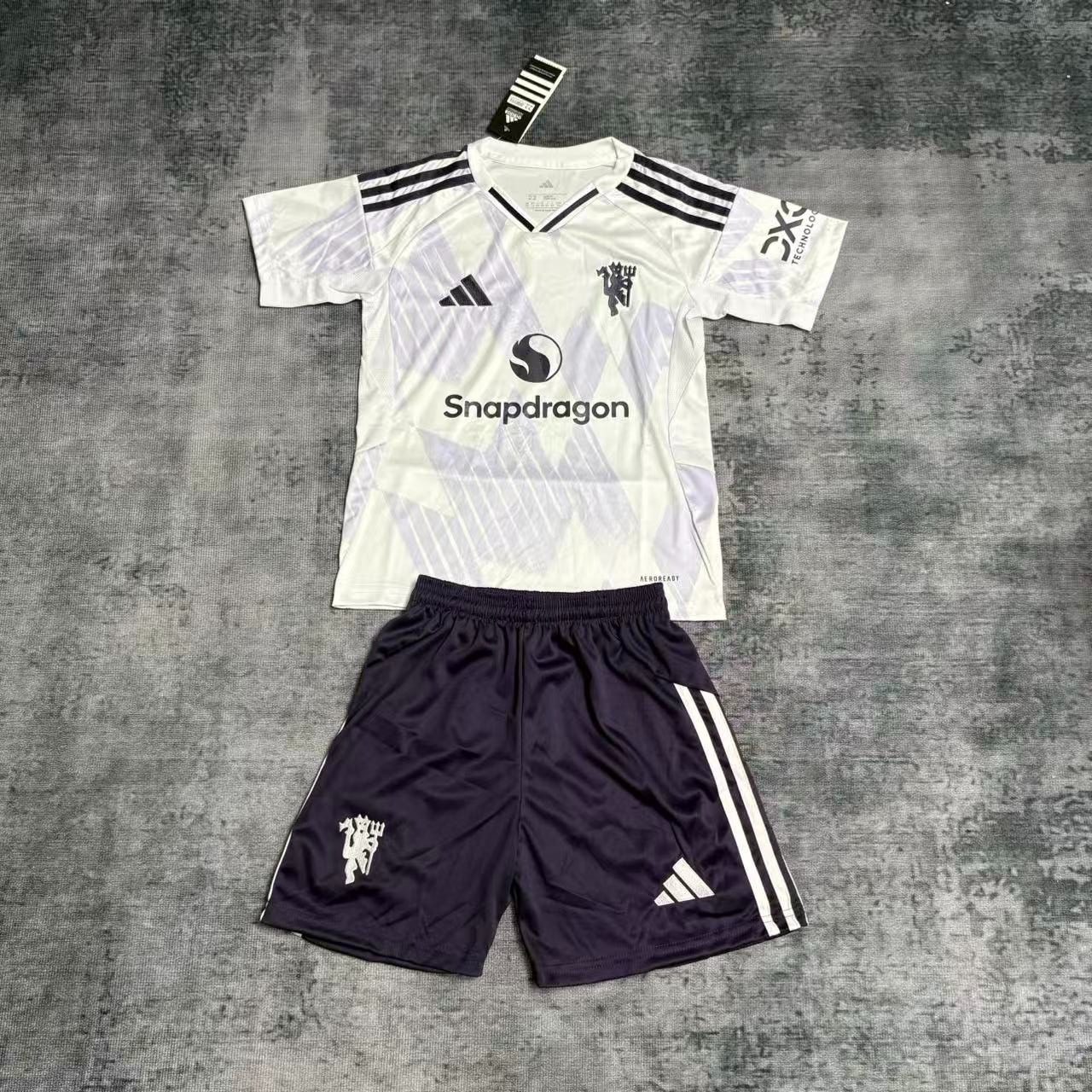 M-U 2025/26 kids away