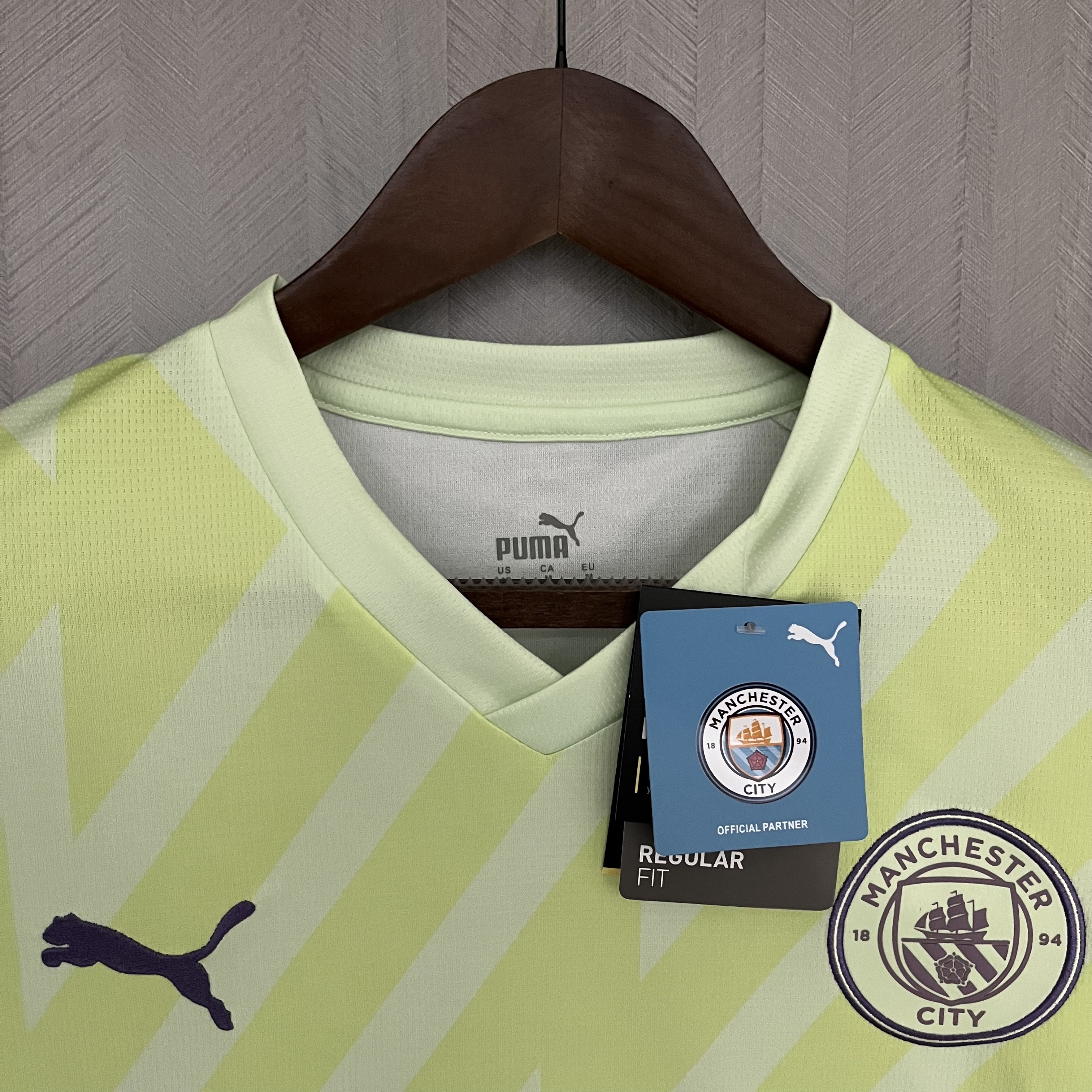 Manchester City 23/24 Goalkeeper Short Sleeve Fluorescent Green Jersey