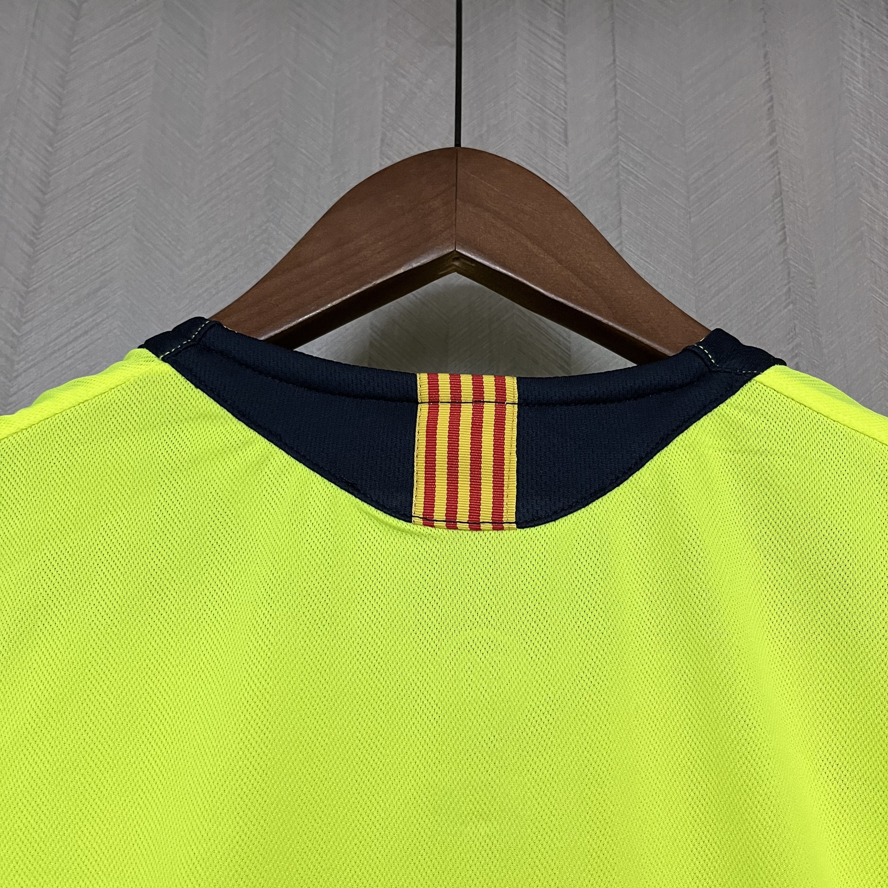 Barcelona 2005/06 Men's Retro Away Jersey