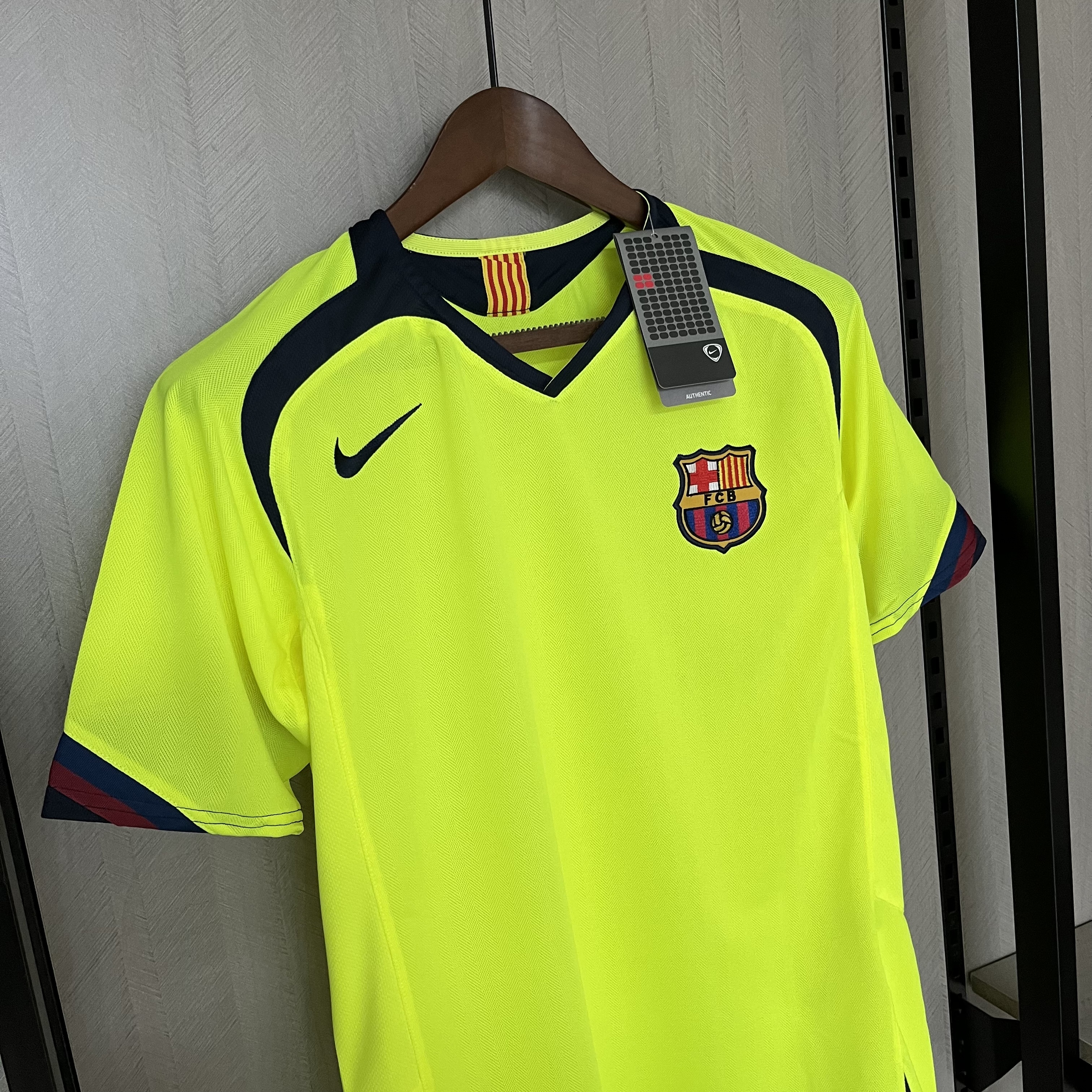 Barcelona 2005/06 Men's Retro Away Jersey