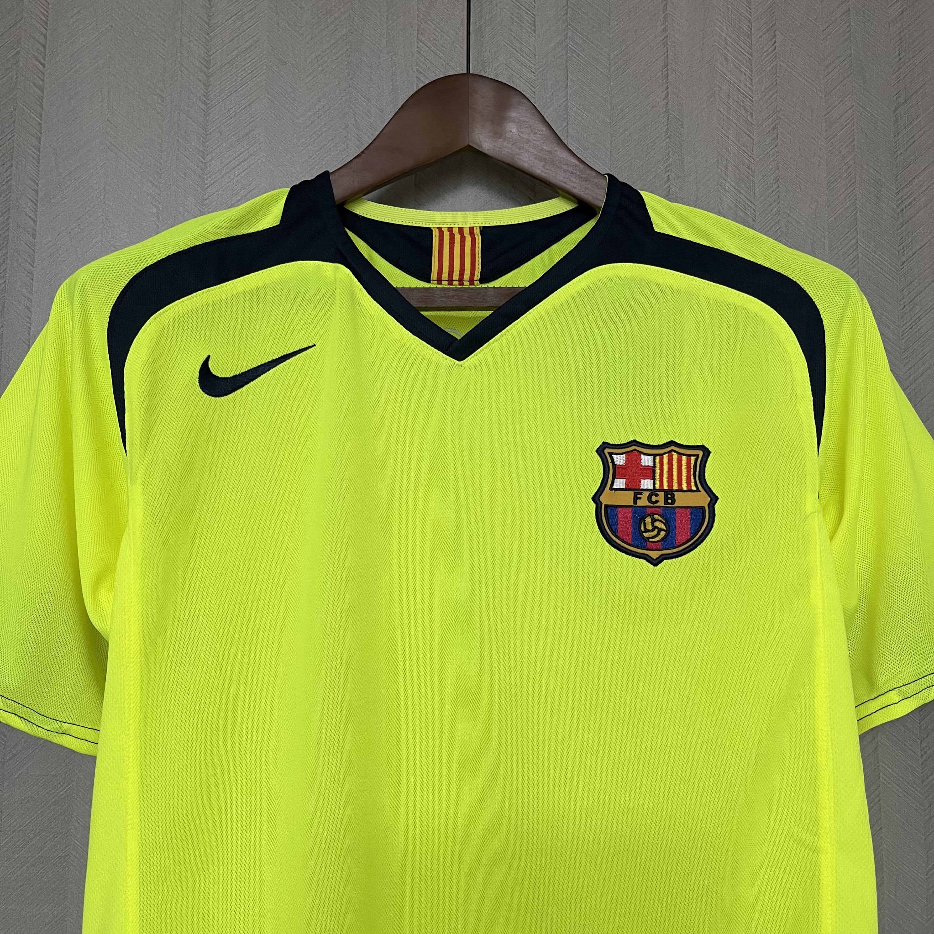 Barcelona 2005/06 Men's Retro Away Jersey