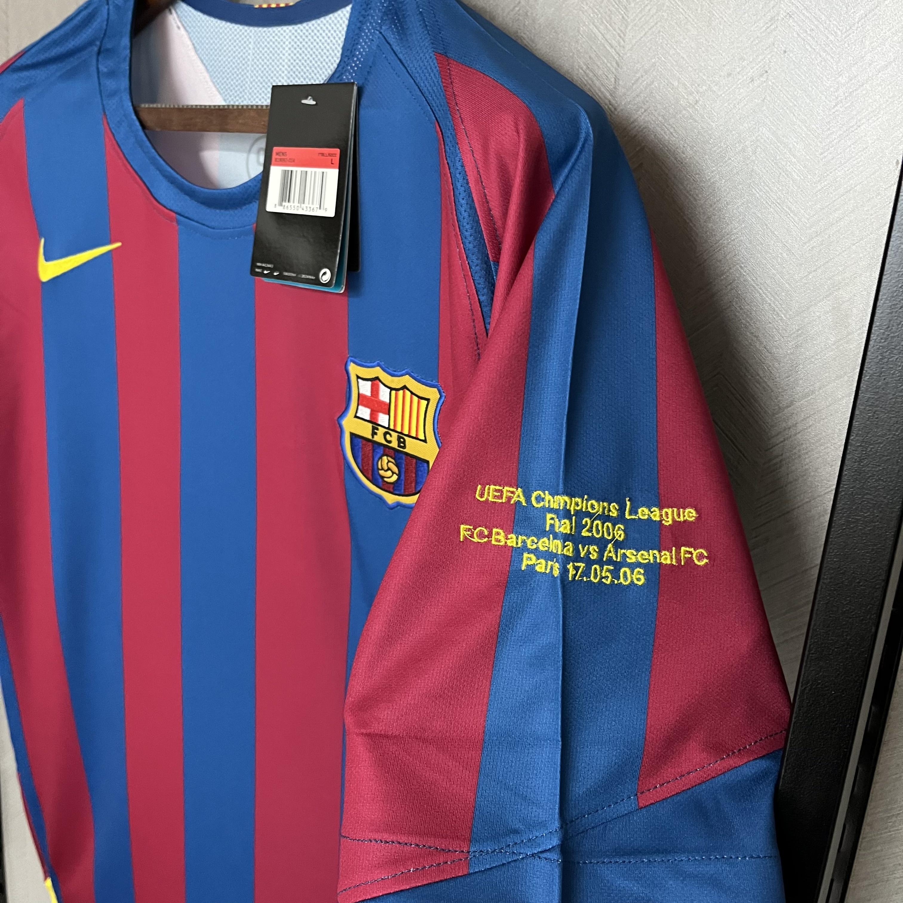 Barcelona 2005/06 Men's Retro Champions League Edition Jersey
