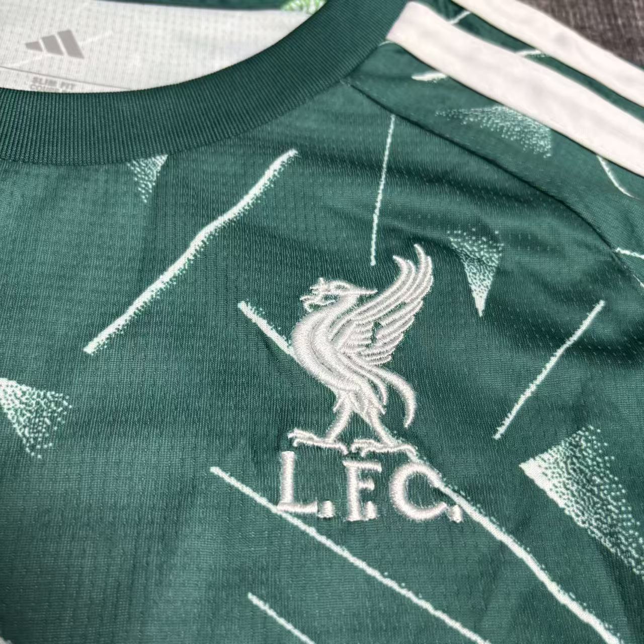 Liverpool 2025/26 Kids Green Goalkeeper Kit