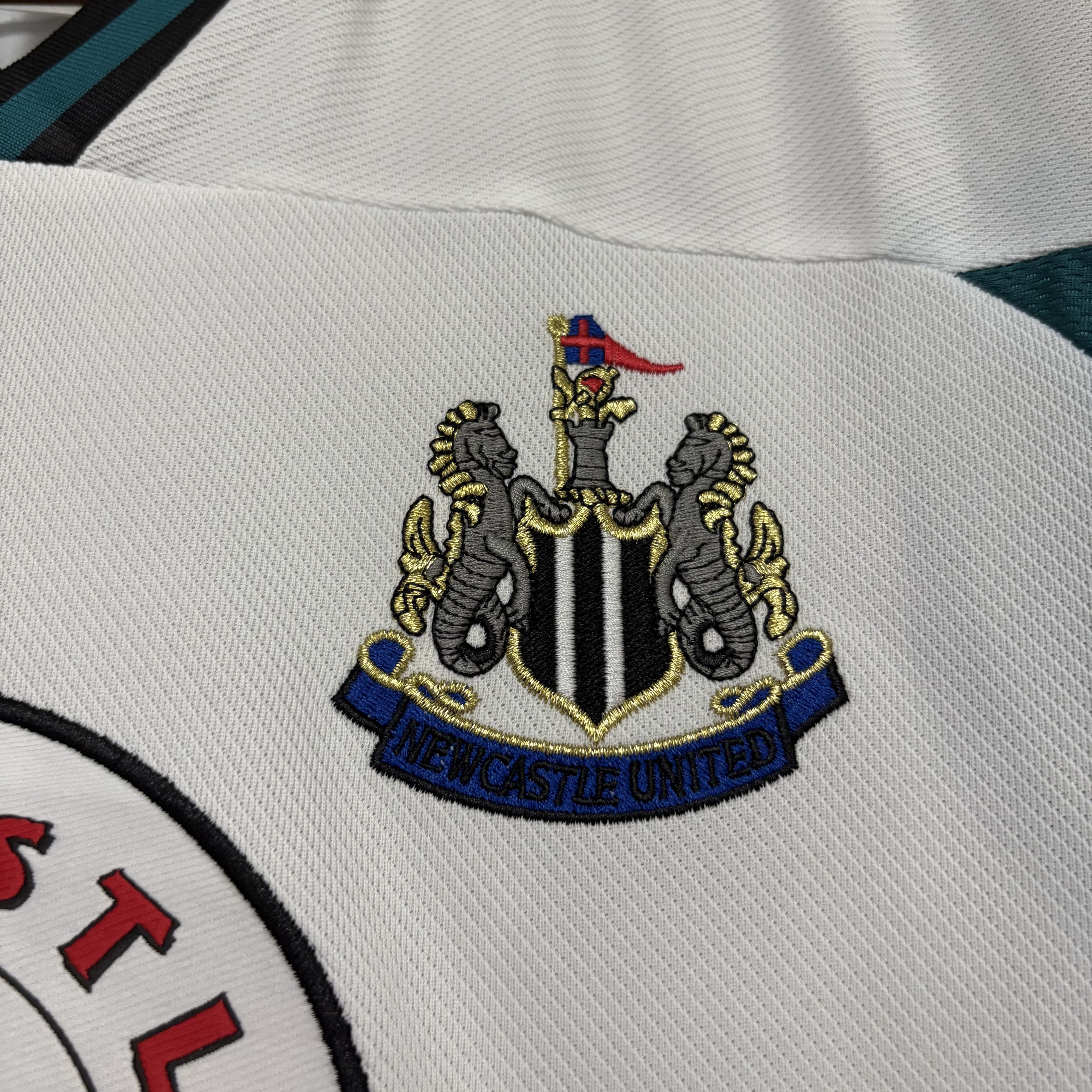 Newcastle United 1999/00 Mens Retro Away Jersey