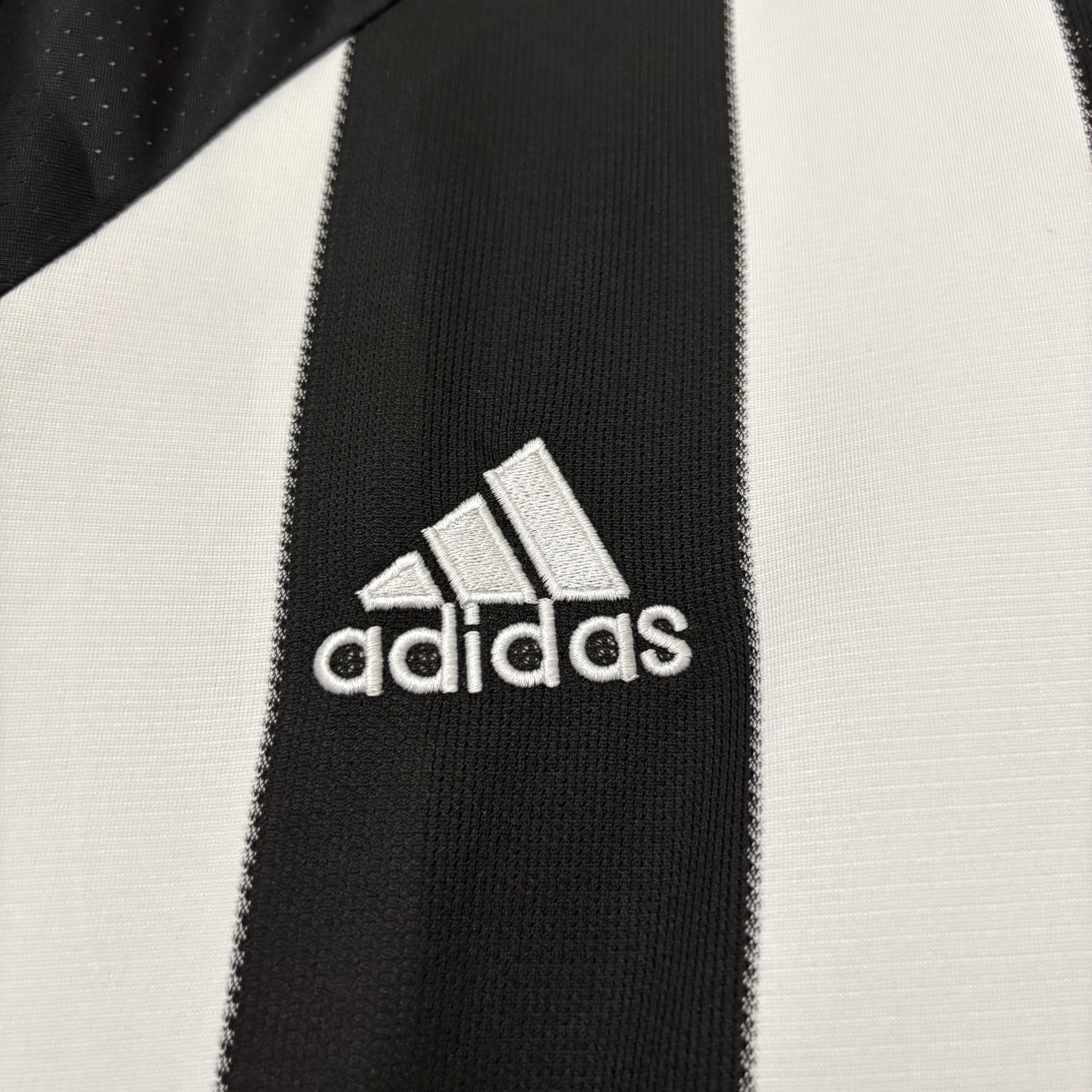 Newcastle United 2005/06 Mens Retro Home Jersey