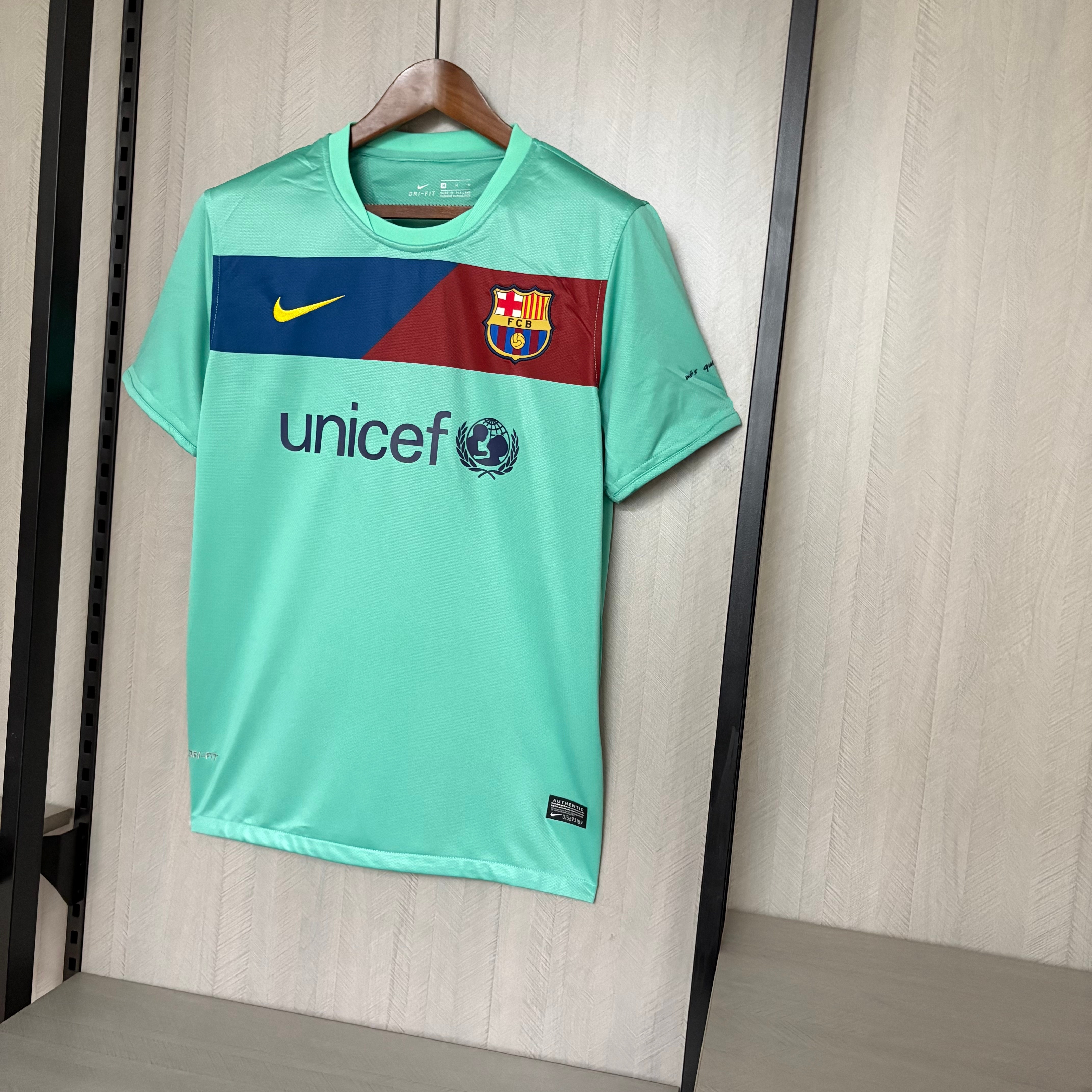 Barcelona 10/11 Mens Retro Away Jersey