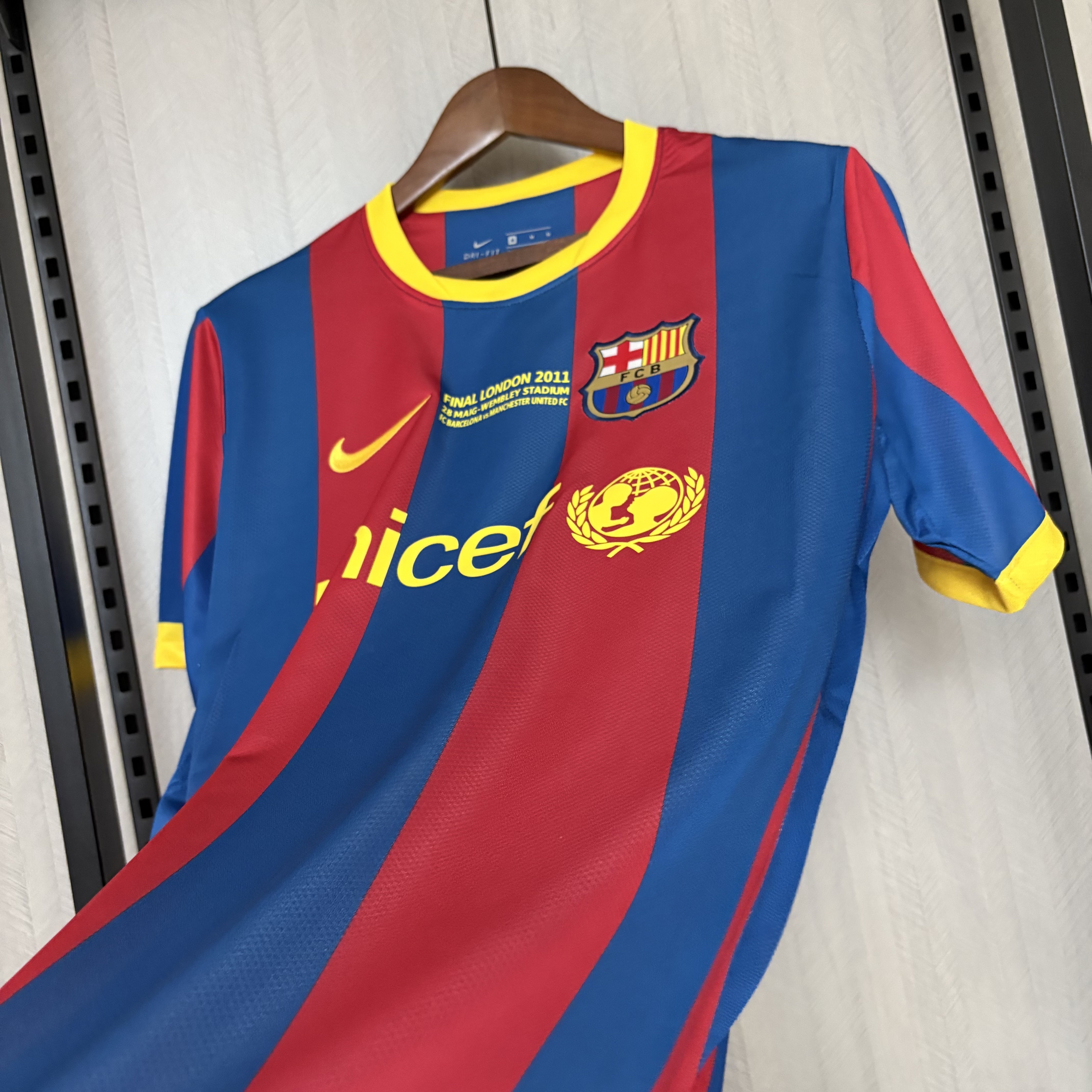 Barcelona 10/11 Mens Retro Home Design 2 Jersey