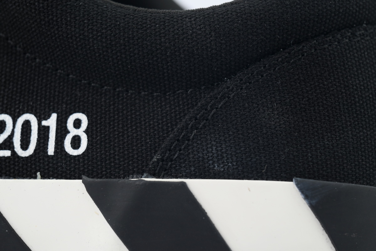 Off-White Vulc Low “Black White”  OMIA085R20C21018 1001
