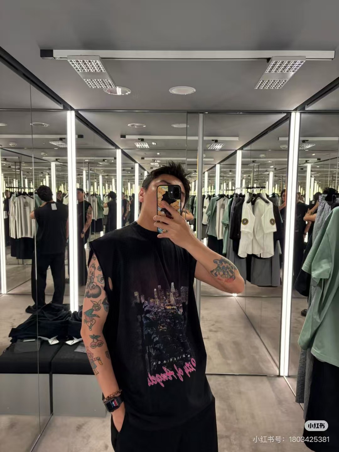 AMI Paris Place Des Victoires Black Tee h140 