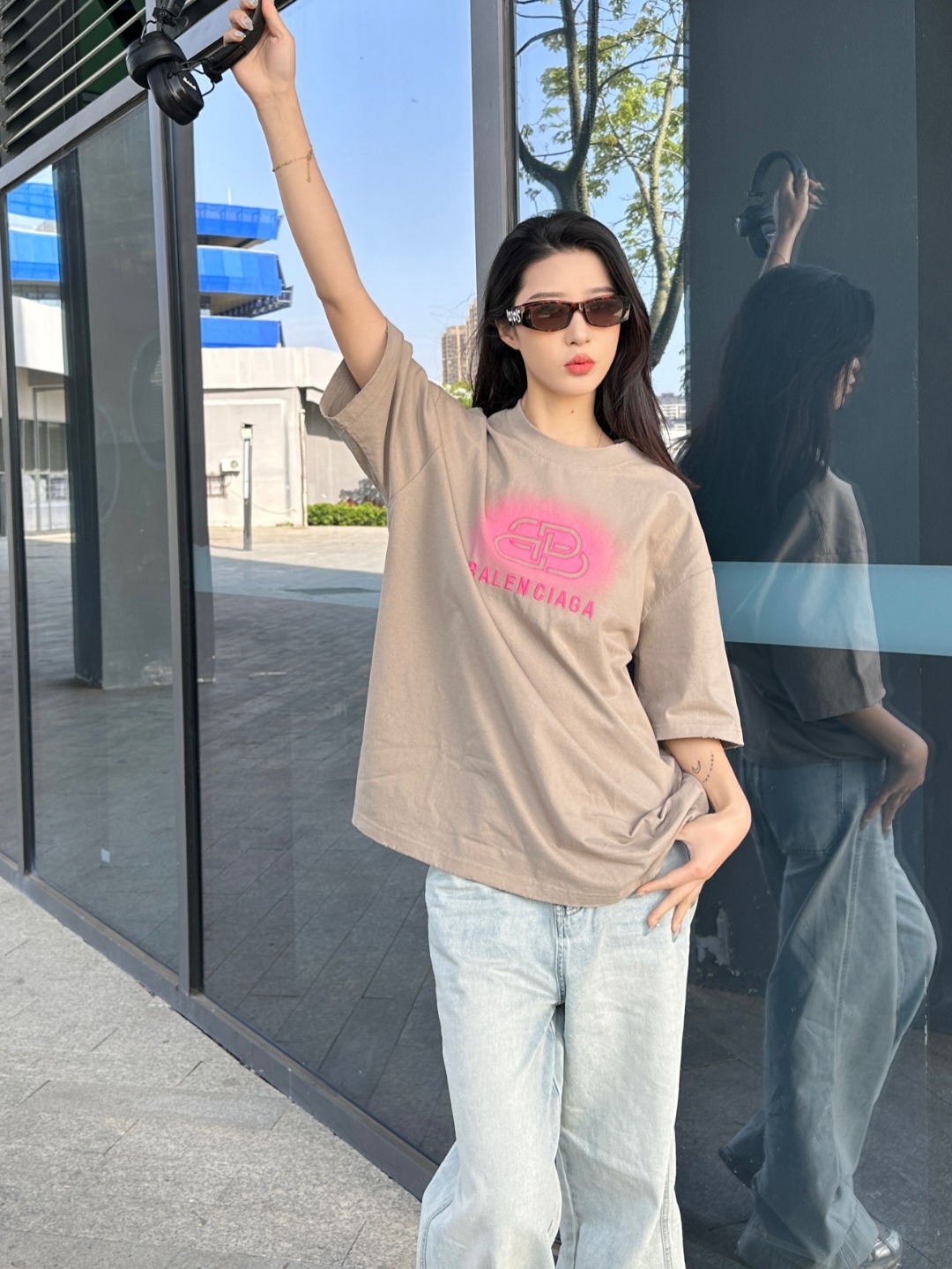 Balenciaga Aura Glow BB Logo Oversized T-Shirt - Taupe h140