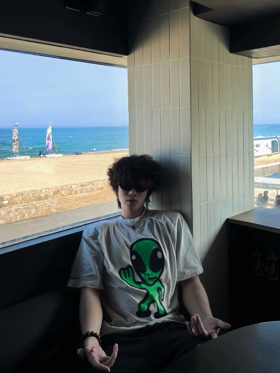 Balenciaga 25SS Alien Graphic Crew Neck T-Shirt White